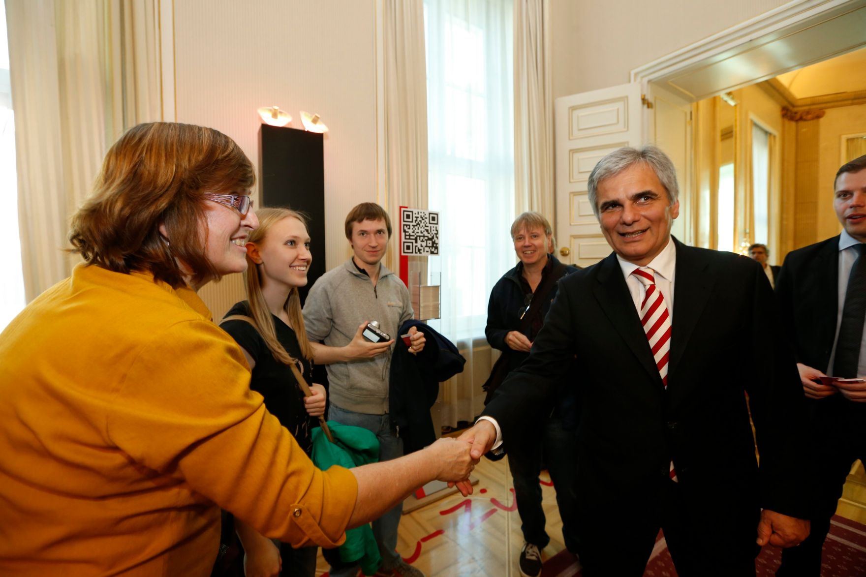 Am 26. Oktober 2013 empfing Bundeskanzler Werner Faymann im Rahmen des Nationalfeiertages Besucherinnen und Besucher im Bundeskanzleramt.