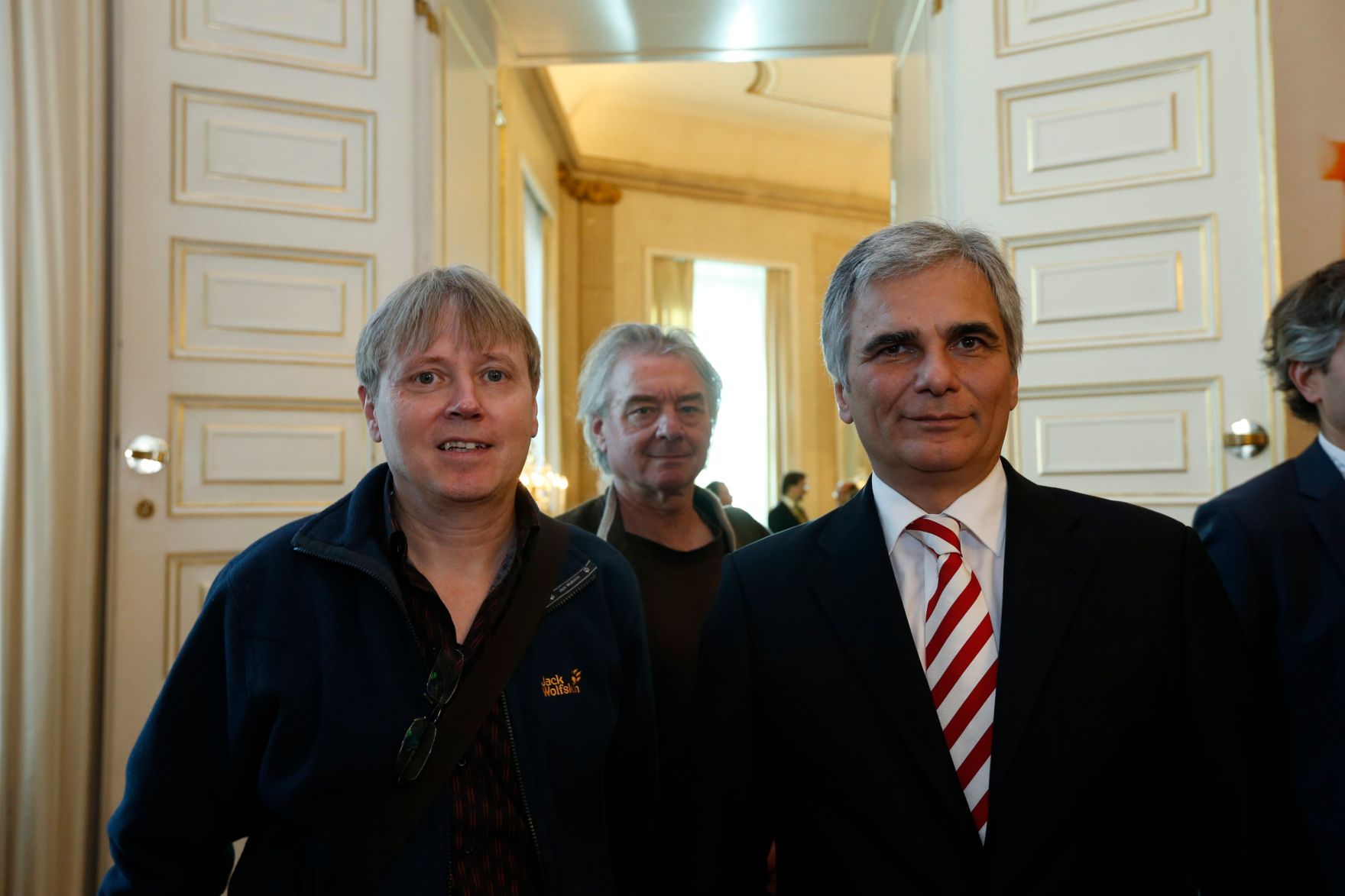 Am 26. Oktober 2013 empfing Bundeskanzler Werner Faymann im Rahmen des Nationalfeiertages Besucherinnen und Besucher im Bundeskanzleramt.