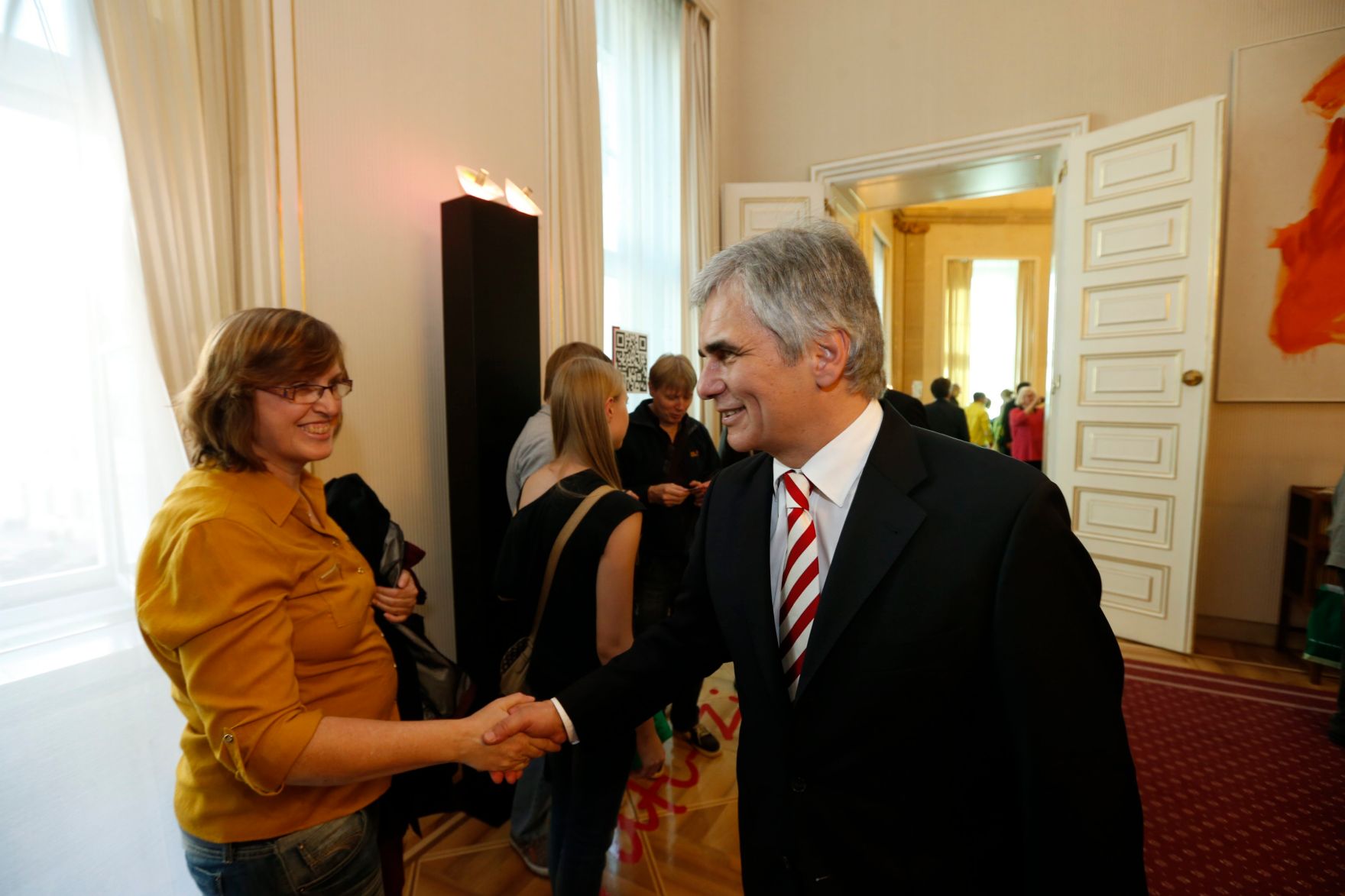 Am 26. Oktober 2013 empfing Bundeskanzler Werner Faymann im Rahmen des Nationalfeiertages Besucherinnen und Besucher im Bundeskanzleramt.