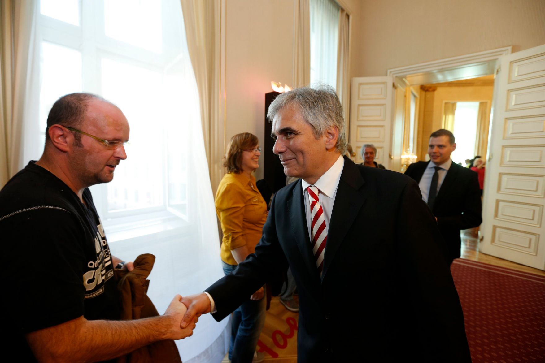 Am 26. Oktober 2013 empfing Bundeskanzler Werner Faymann im Rahmen des Nationalfeiertages Besucherinnen und Besucher im Bundeskanzleramt.