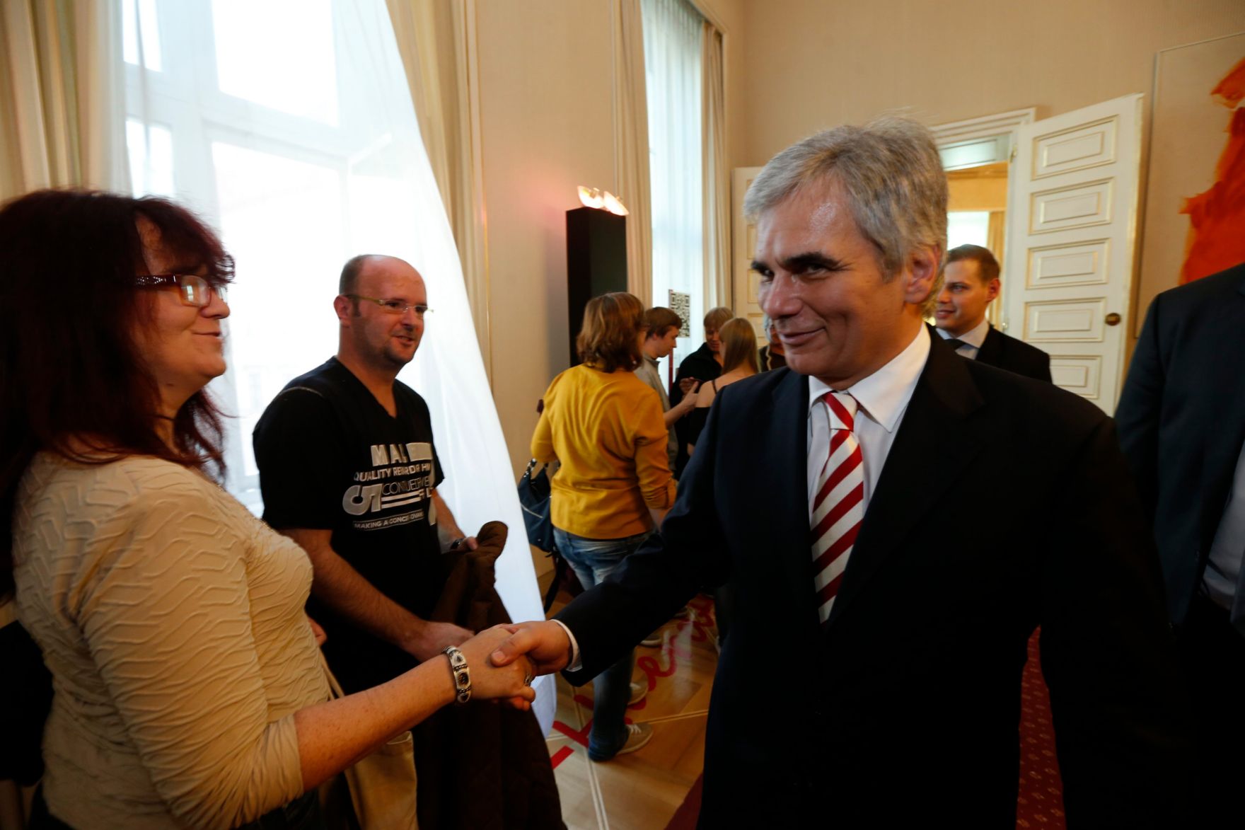 Am 26. Oktober 2013 empfing Bundeskanzler Werner Faymann im Rahmen des Nationalfeiertages Besucherinnen und Besucher im Bundeskanzleramt.
