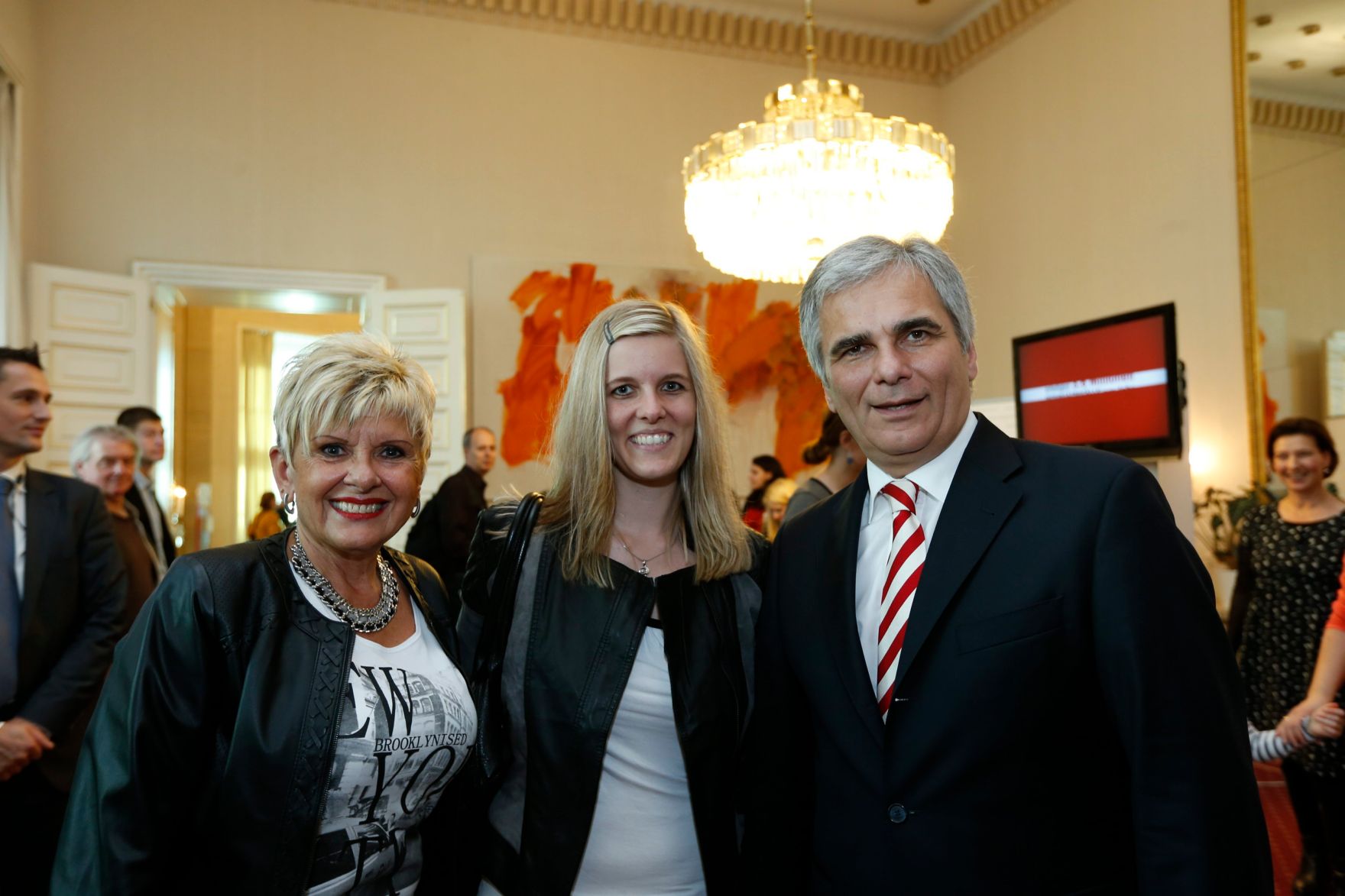 Am 26. Oktober 2013 empfing Bundeskanzler Werner Faymann im Rahmen des Nationalfeiertages Besucherinnen und Besucher im Bundeskanzleramt.