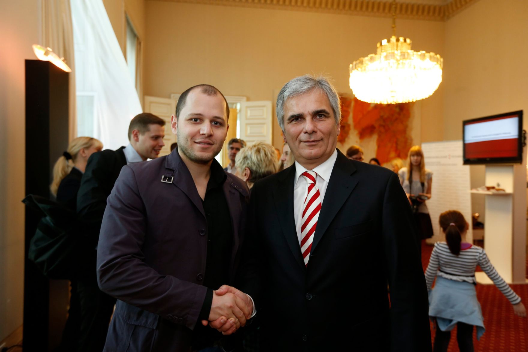 Am 26. Oktober 2013 empfing Bundeskanzler Werner Faymann im Rahmen des Nationalfeiertages Besucherinnen und Besucher im Bundeskanzleramt.