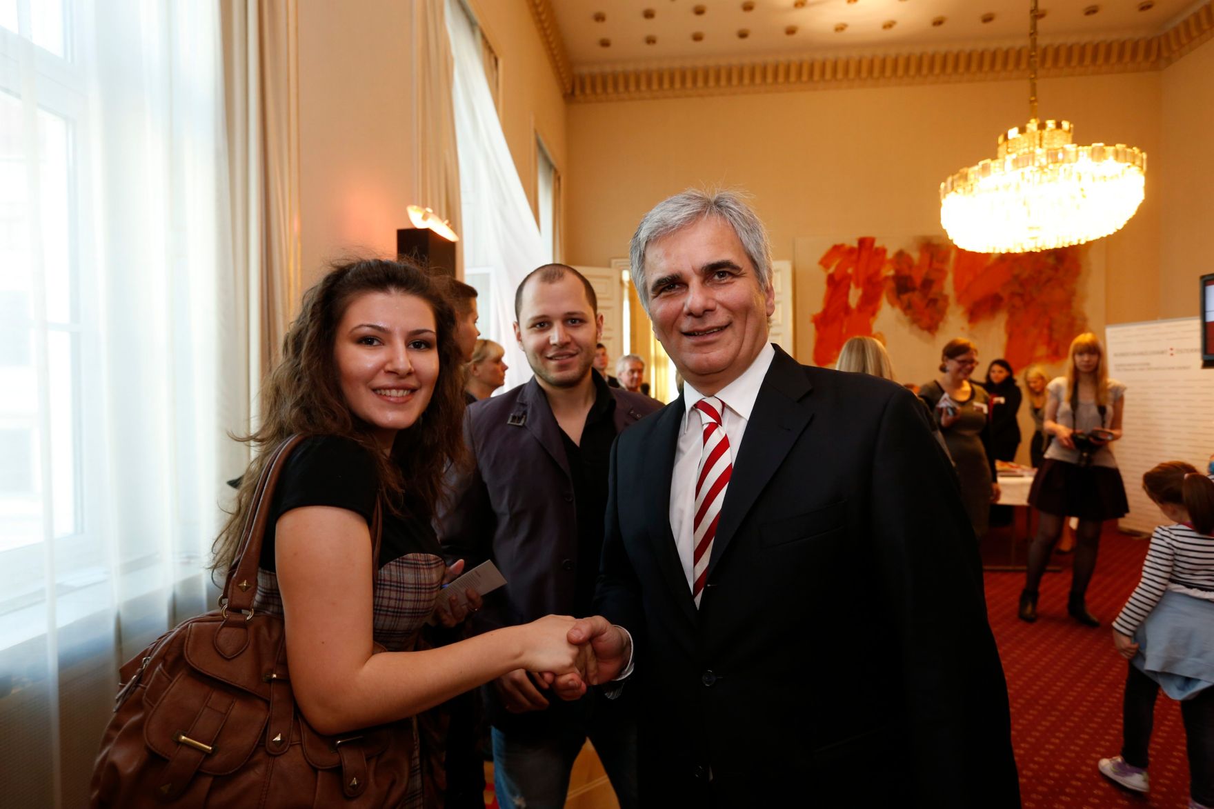 Am 26. Oktober 2013 empfing Bundeskanzler Werner Faymann im Rahmen des Nationalfeiertages Besucherinnen und Besucher im Bundeskanzleramt.