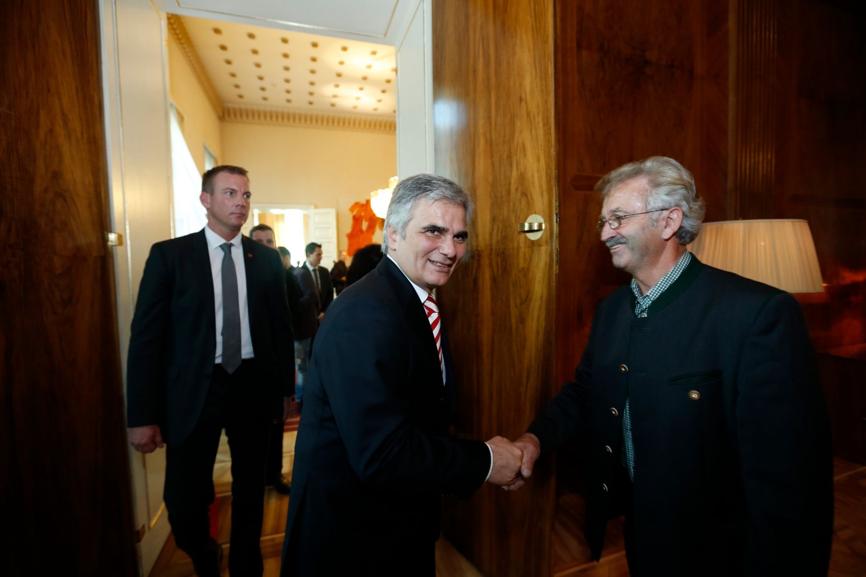 Am 26. Oktober 2013 empfing Bundeskanzler Werner Faymann im Rahmen des Nationalfeiertages Besucherinnen und Besucher im Bundeskanzleramt.