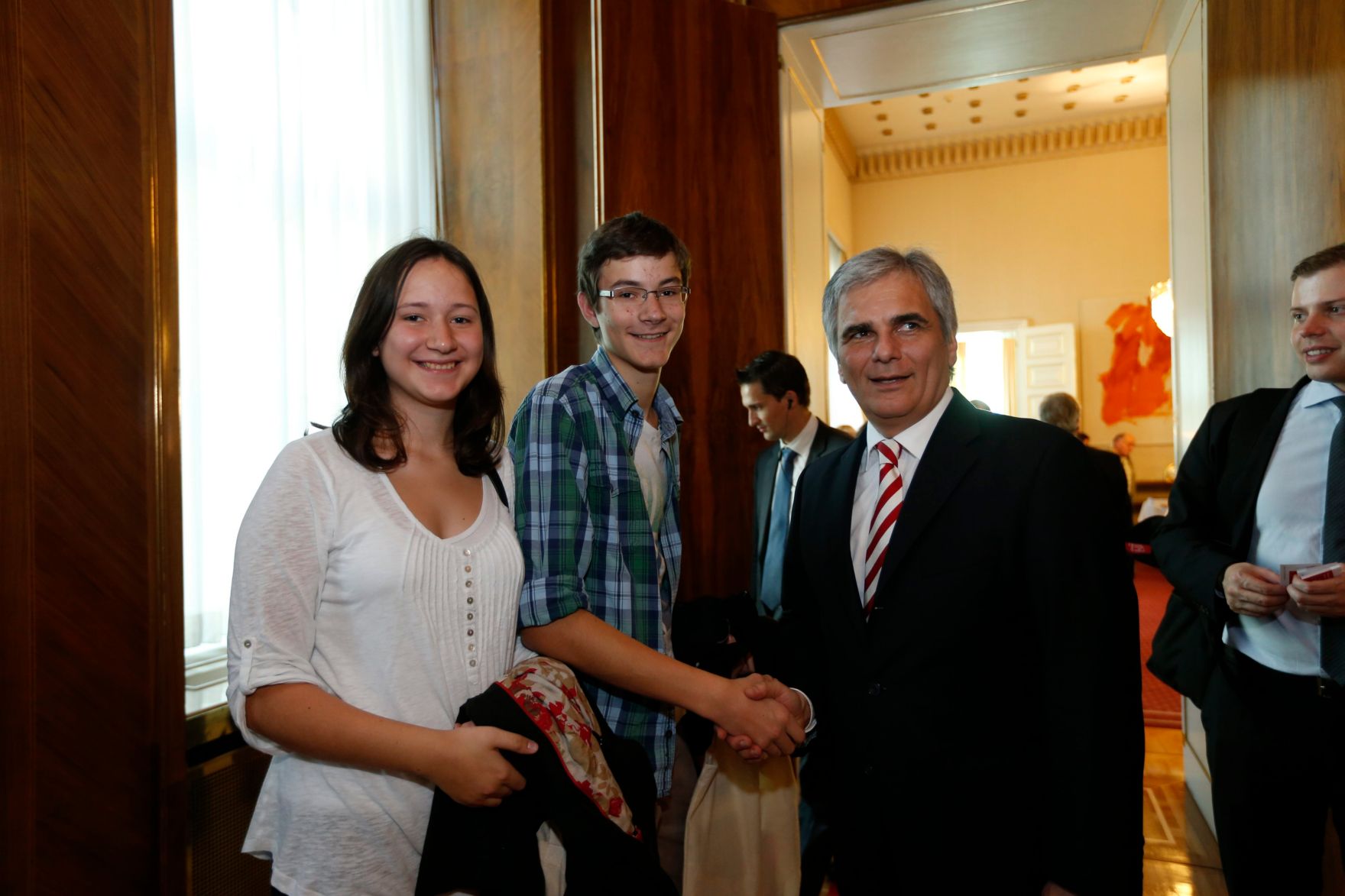 Am 26. Oktober 2013 empfing Bundeskanzler Werner Faymann im Rahmen des Nationalfeiertages Besucherinnen und Besucher im Bundeskanzleramt.