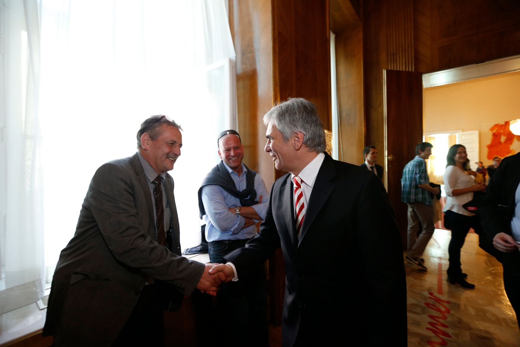 Am 26. Oktober 2013 empfing Bundeskanzler Werner Faymann im Rahmen des Nationalfeiertages Besucherinnen und Besucher im Bundeskanzleramt.