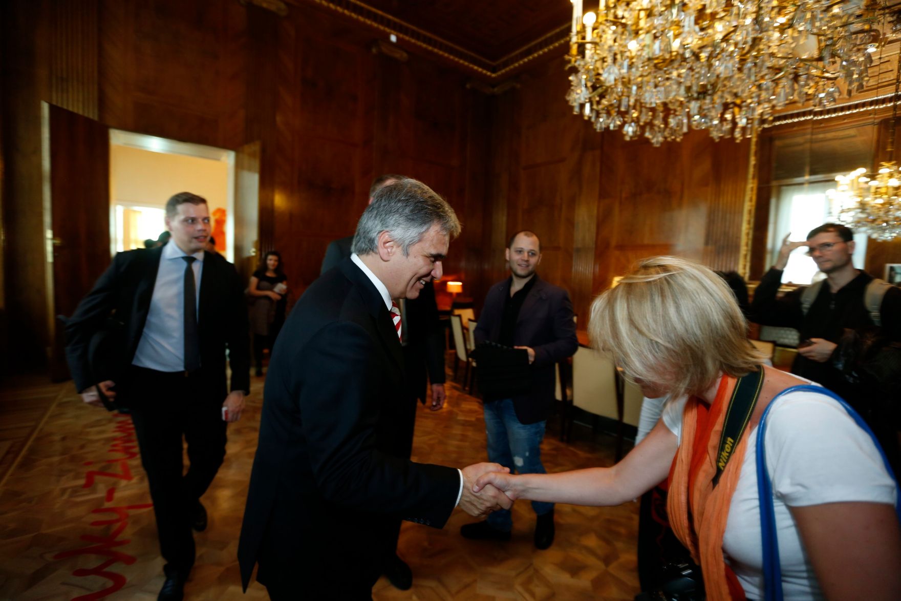 Am 26. Oktober 2013 empfing Bundeskanzler Werner Faymann im Rahmen des Nationalfeiertages Besucherinnen und Besucher im Bundeskanzleramt.