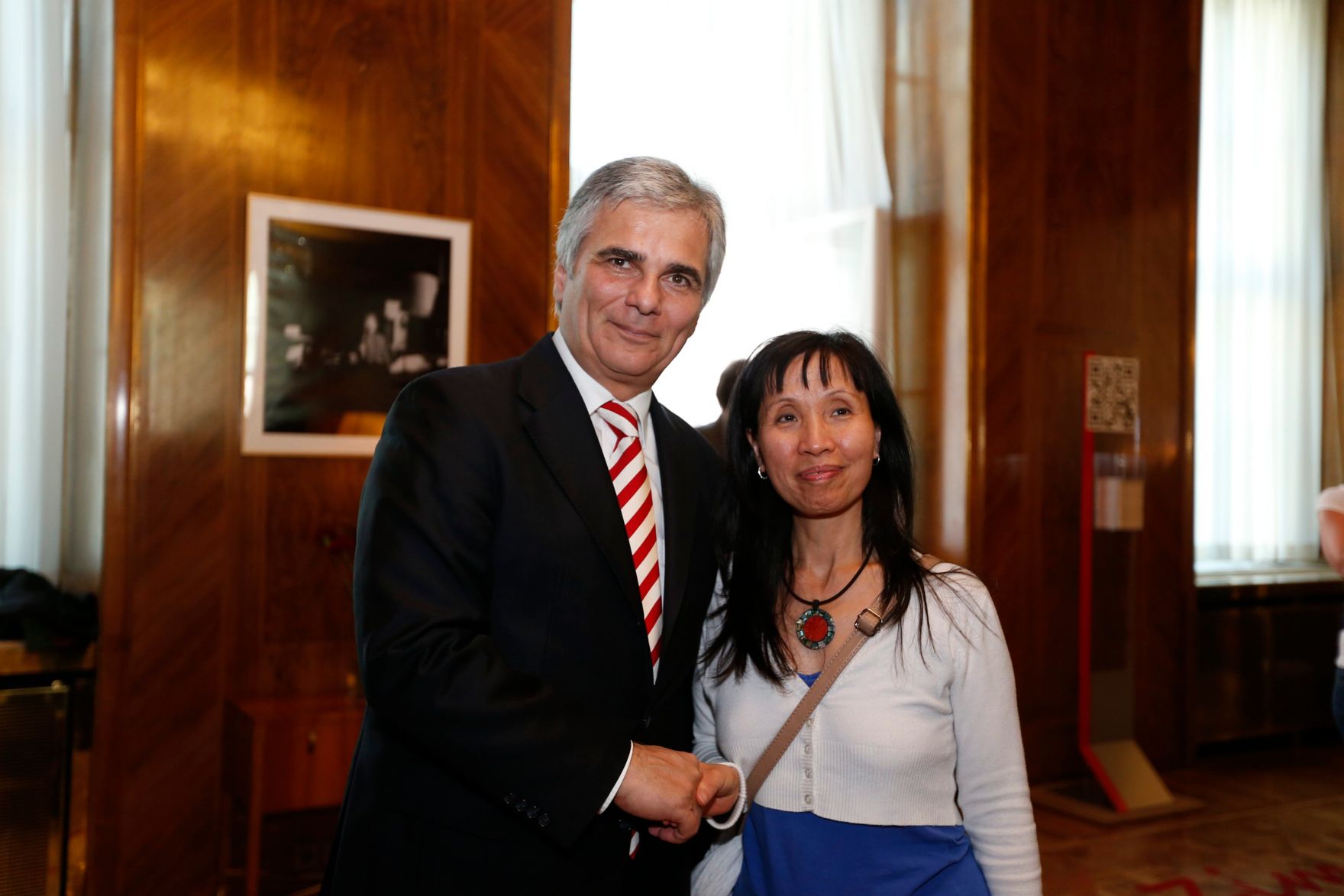 Am 26. Oktober 2013 empfing Bundeskanzler Werner Faymann im Rahmen des Nationalfeiertages Besucherinnen und Besucher im Bundeskanzleramt.