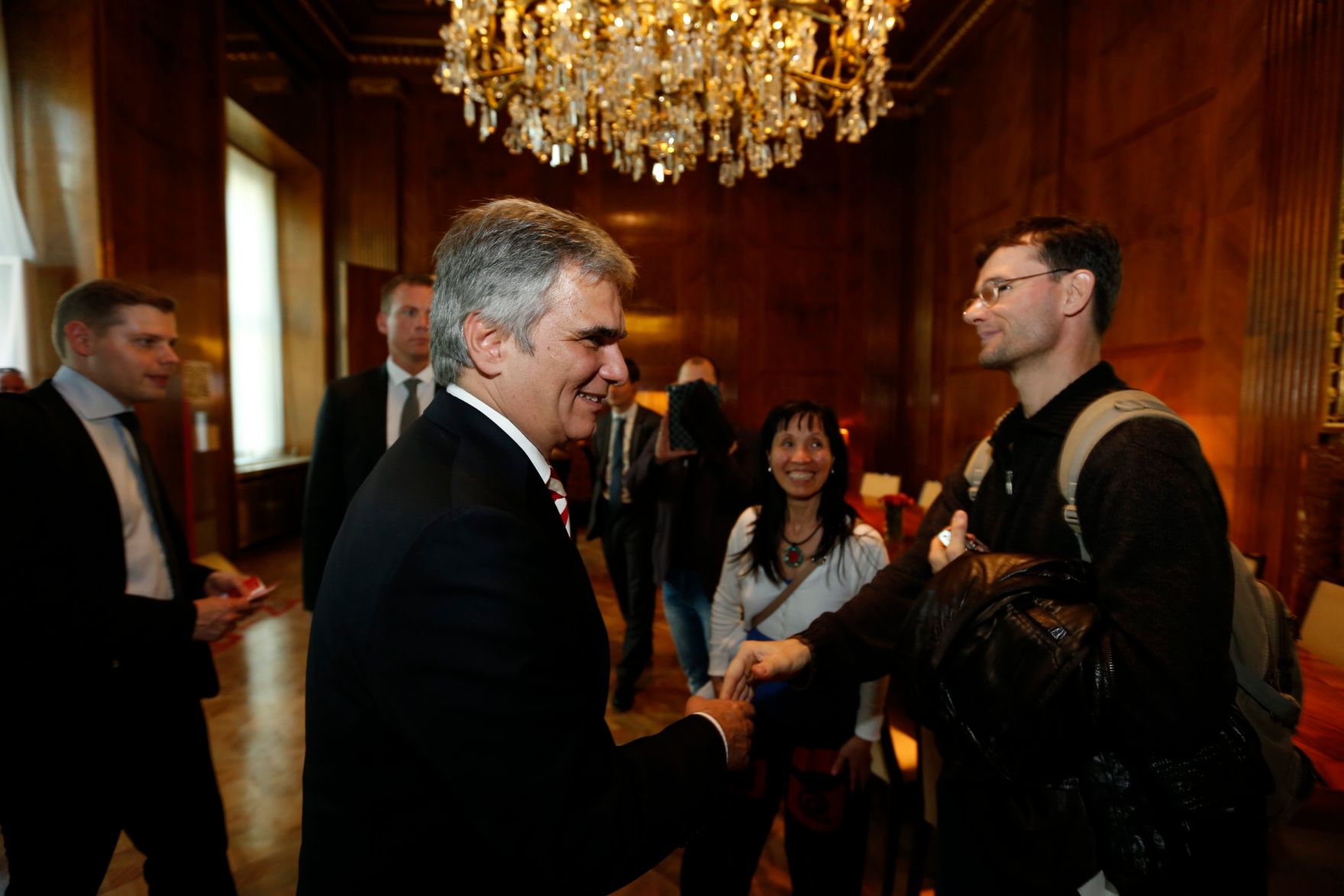Am 26. Oktober 2013 empfing Bundeskanzler Werner Faymann im Rahmen des Nationalfeiertages Besucherinnen und Besucher im Bundeskanzleramt.