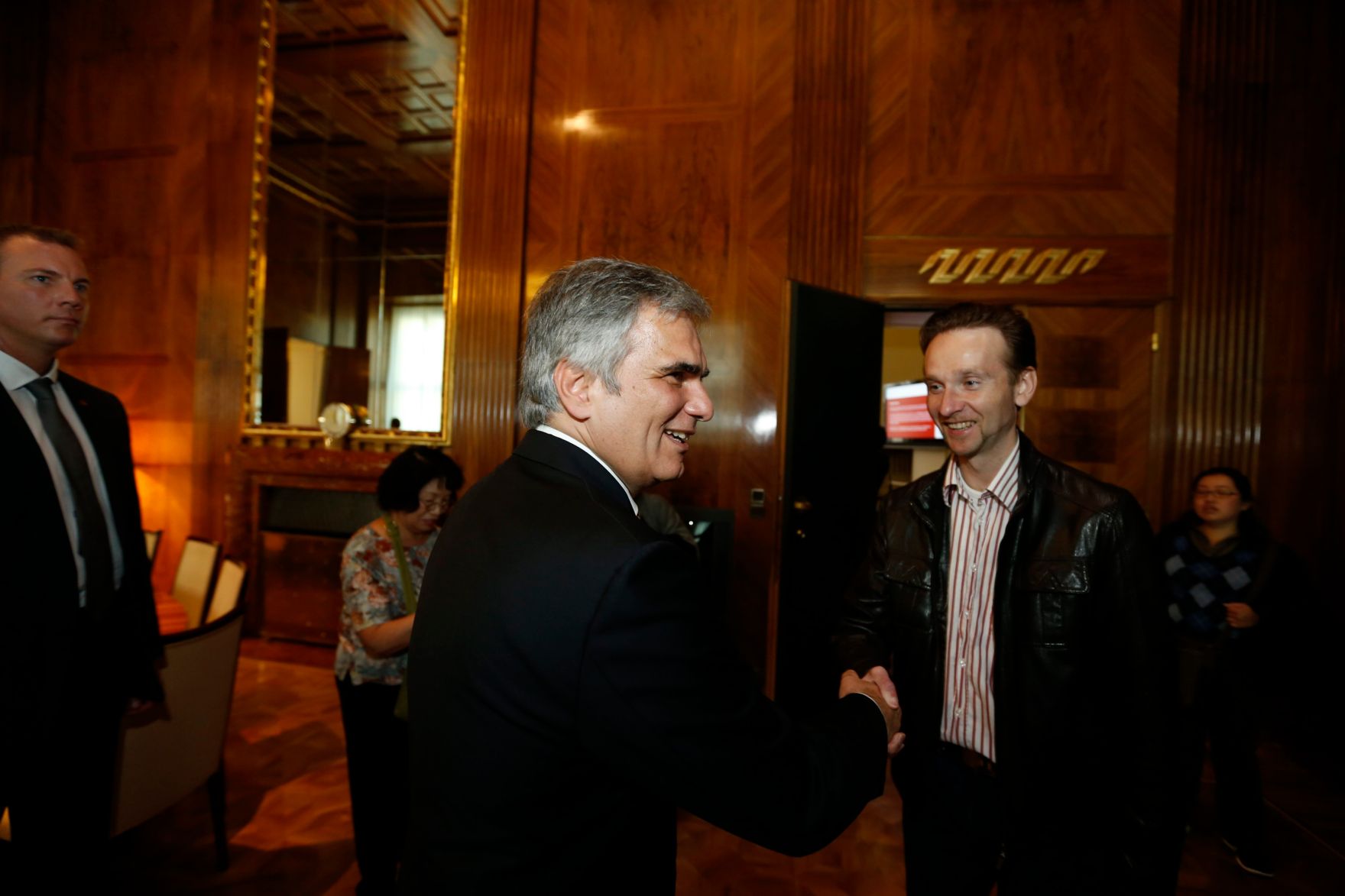 Am 26. Oktober 2013 empfing Bundeskanzler Werner Faymann im Rahmen des Nationalfeiertages Besucherinnen und Besucher im Bundeskanzleramt.