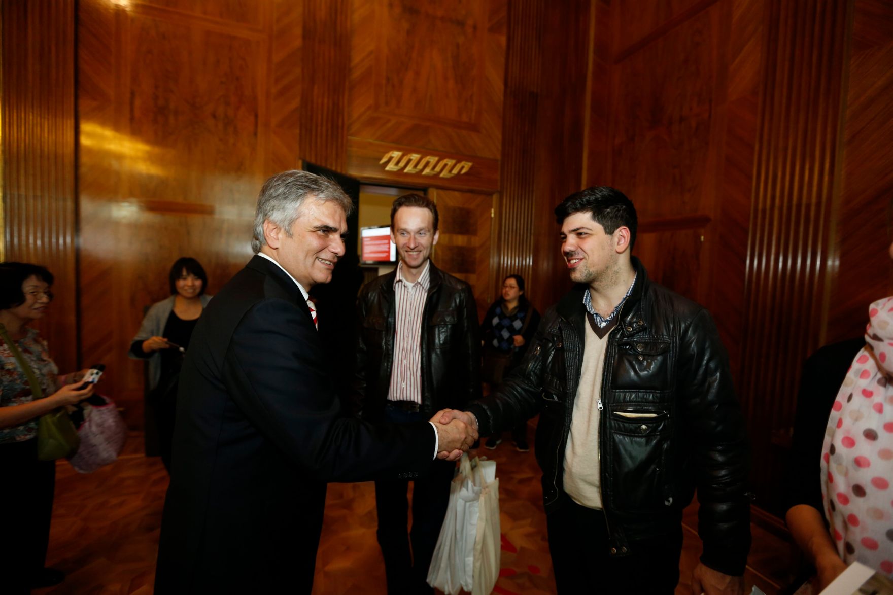 Am 26. Oktober 2013 empfing Bundeskanzler Werner Faymann im Rahmen des Nationalfeiertages Besucherinnen und Besucher im Bundeskanzleramt.