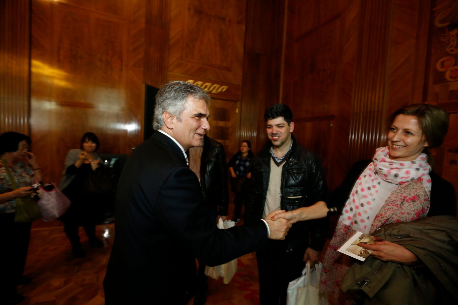 Am 26. Oktober 2013 empfing Bundeskanzler Werner Faymann im Rahmen des Nationalfeiertages Besucherinnen und Besucher im Bundeskanzleramt.