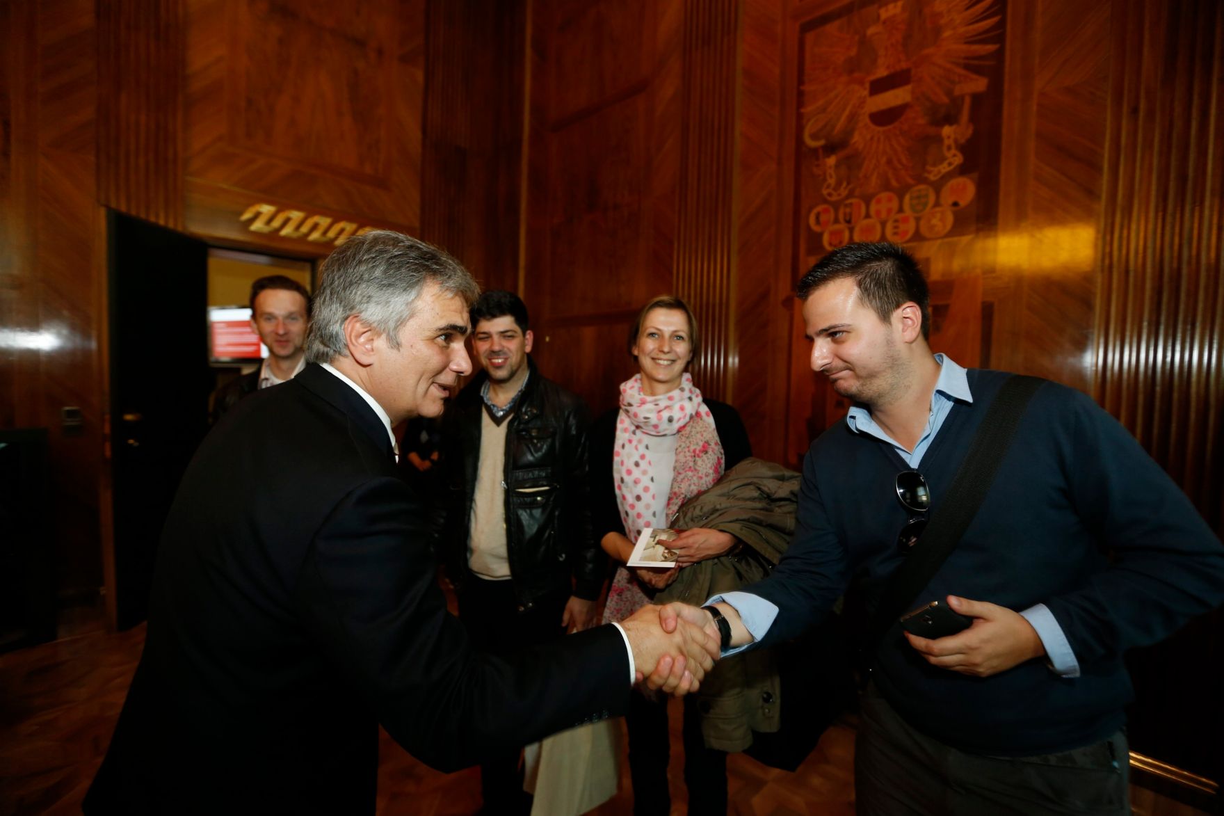 Am 26. Oktober 2013 empfing Bundeskanzler Werner Faymann im Rahmen des Nationalfeiertages Besucherinnen und Besucher im Bundeskanzleramt.