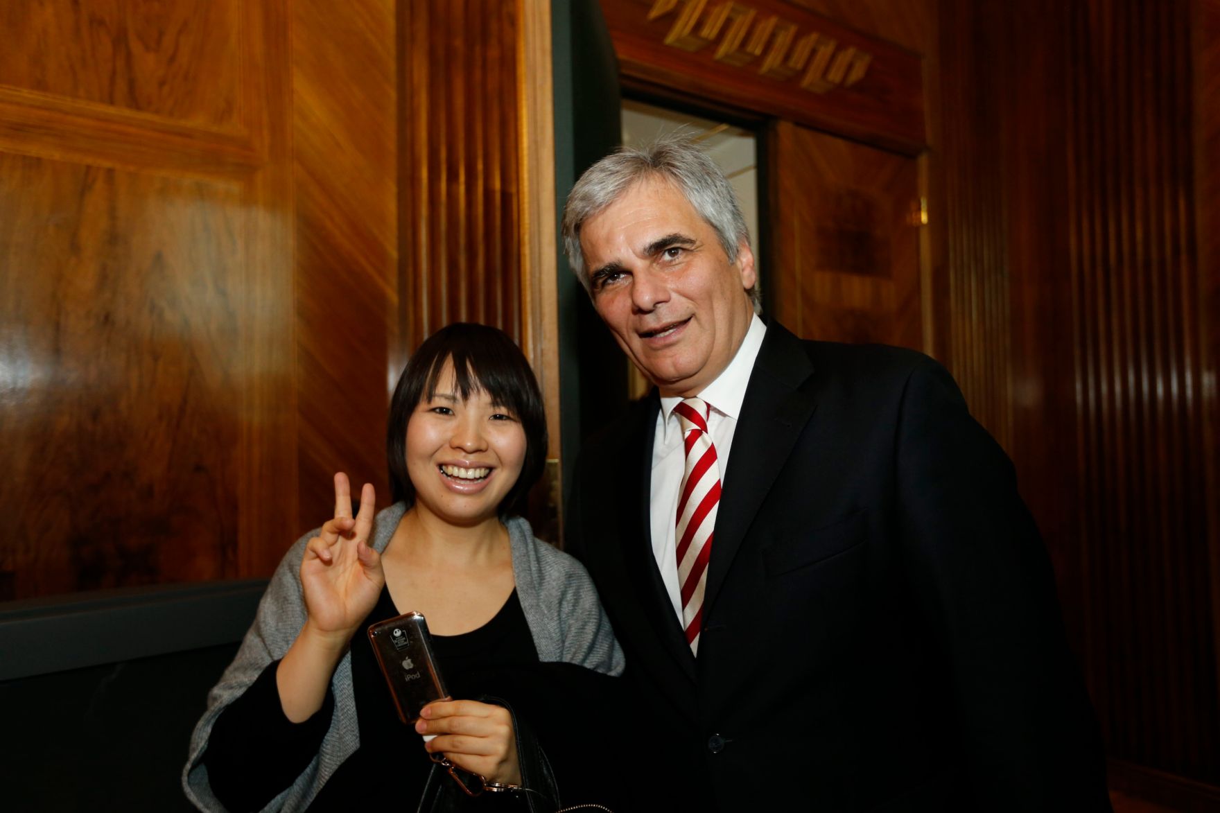 Am 26. Oktober 2013 empfing Bundeskanzler Werner Faymann im Rahmen des Nationalfeiertages Besucherinnen und Besucher im Bundeskanzleramt.