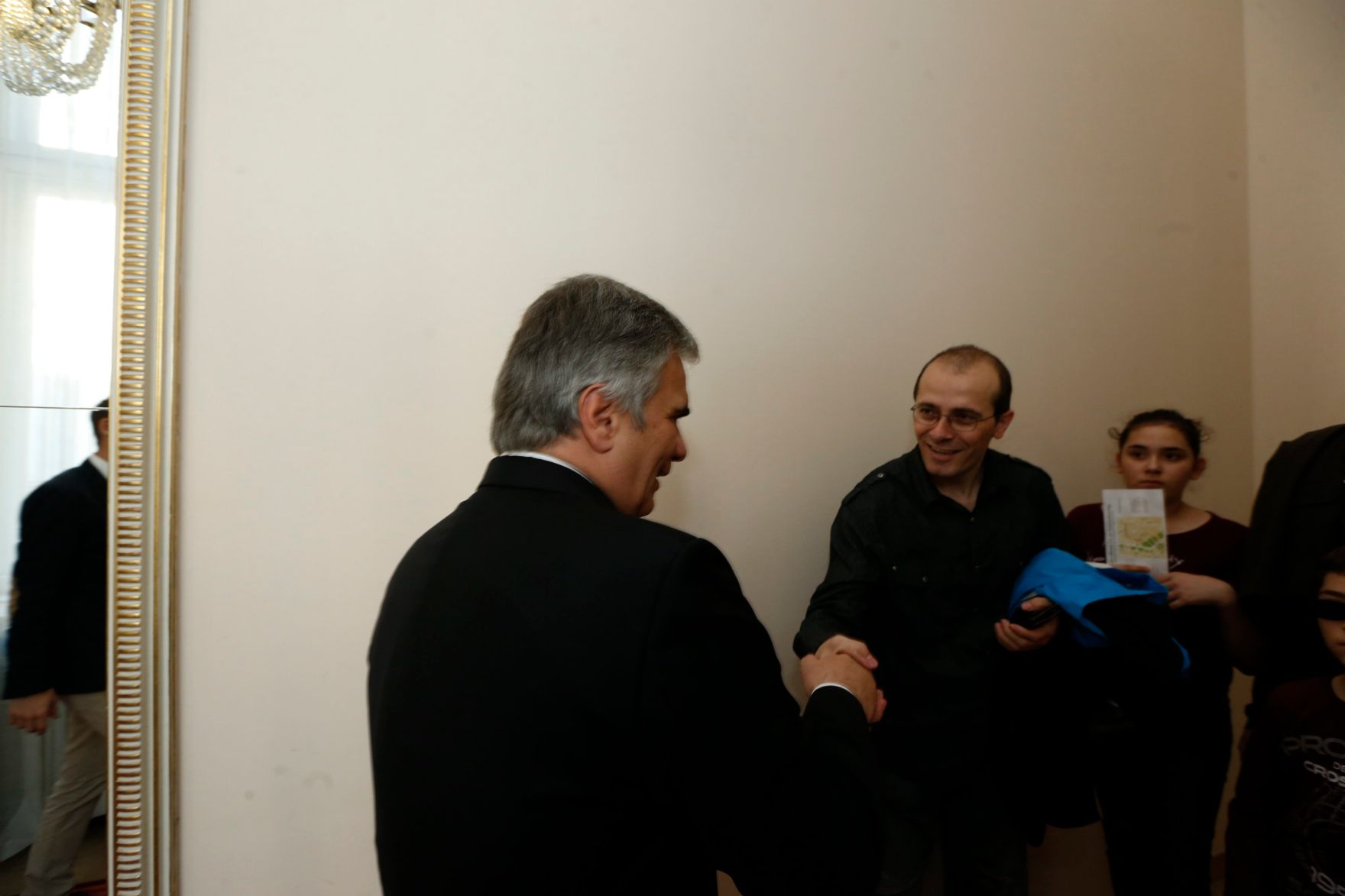 Am 26. Oktober 2013 empfing Bundeskanzler Werner Faymann im Rahmen des Nationalfeiertages Besucherinnen und Besucher im Bundeskanzleramt.