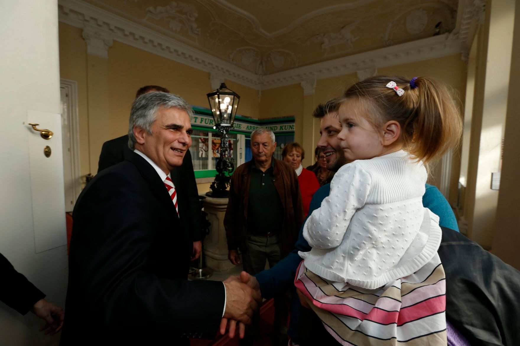 Am 26. Oktober 2013 empfing Bundeskanzler Werner Faymann im Rahmen des Nationalfeiertages Besucherinnen und Besucher im Bundeskanzleramt.