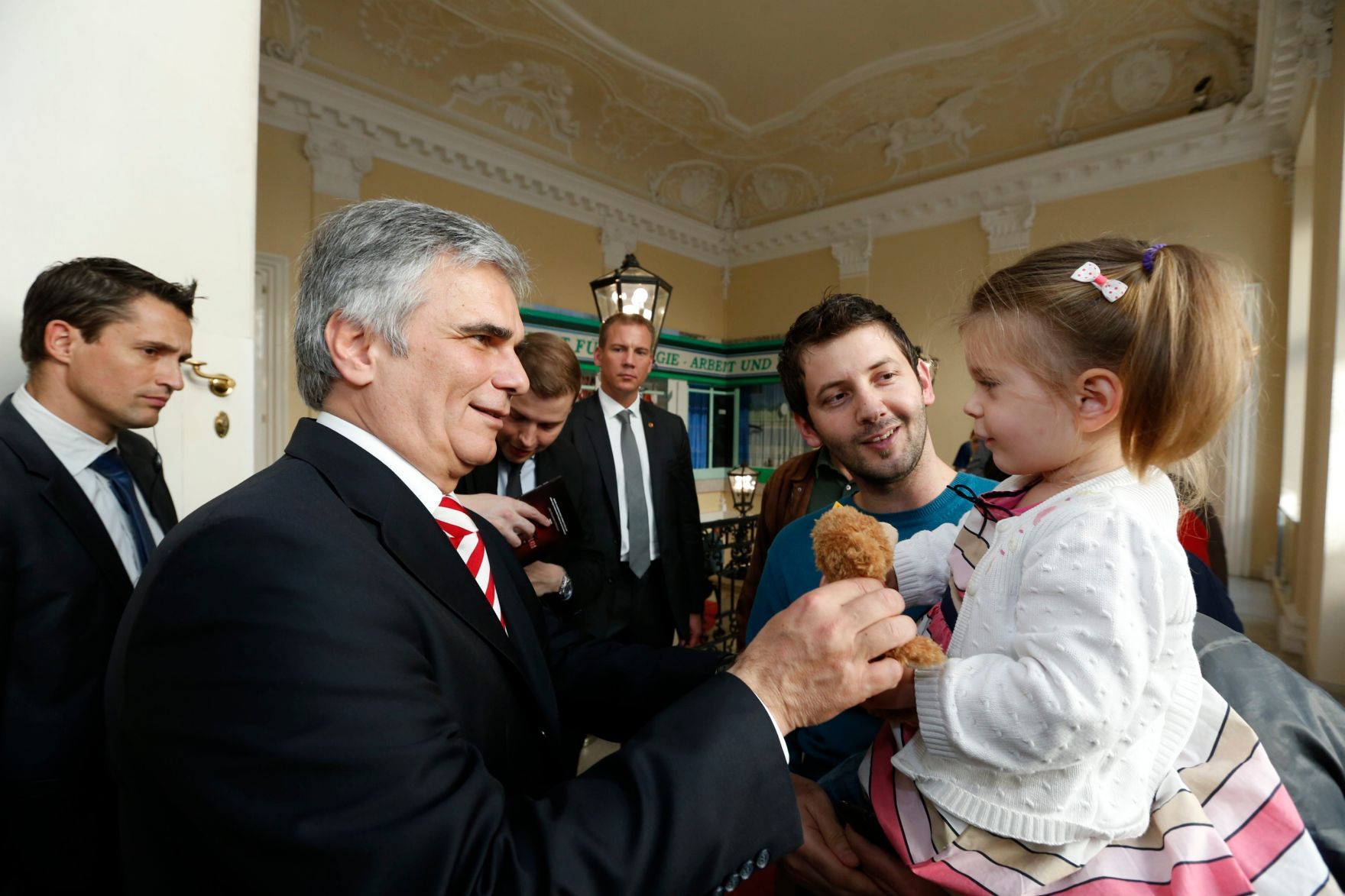 Am 26. Oktober 2013 empfing Bundeskanzler Werner Faymann im Rahmen des Nationalfeiertages Besucherinnen und Besucher im Bundeskanzleramt.