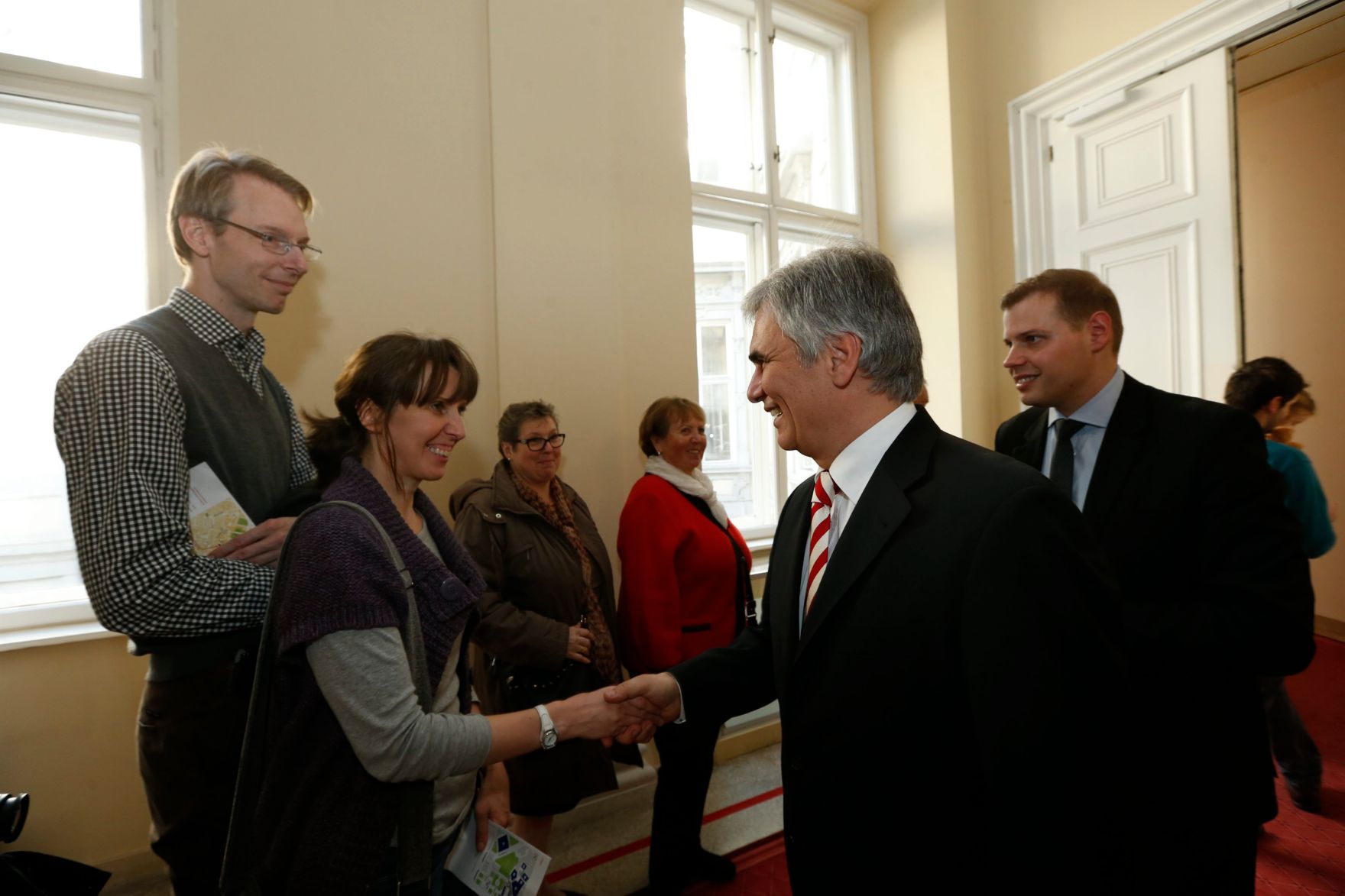 Am 26. Oktober 2013 empfing Bundeskanzler Werner Faymann im Rahmen des Nationalfeiertages Besucherinnen und Besucher im Bundeskanzleramt.