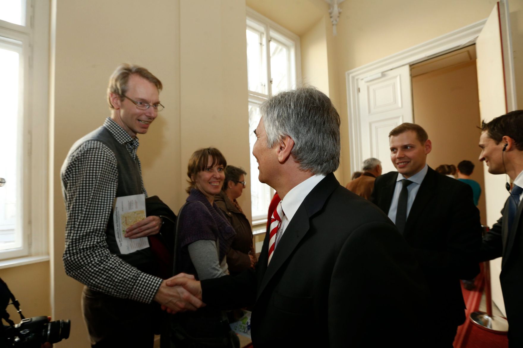 Am 26. Oktober 2013 empfing Bundeskanzler Werner Faymann im Rahmen des Nationalfeiertages Besucherinnen und Besucher im Bundeskanzleramt.