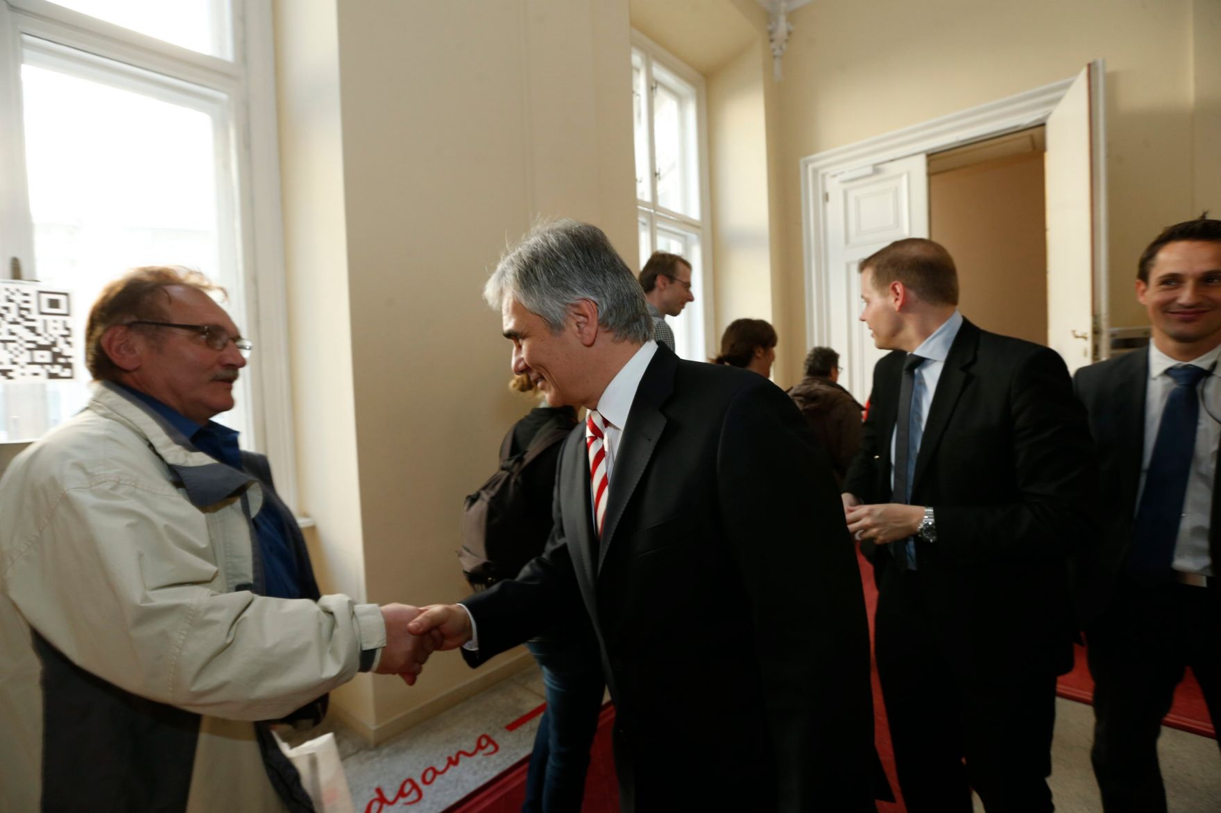 Am 26. Oktober 2013 empfing Bundeskanzler Werner Faymann im Rahmen des Nationalfeiertages Besucherinnen und Besucher im Bundeskanzleramt.
