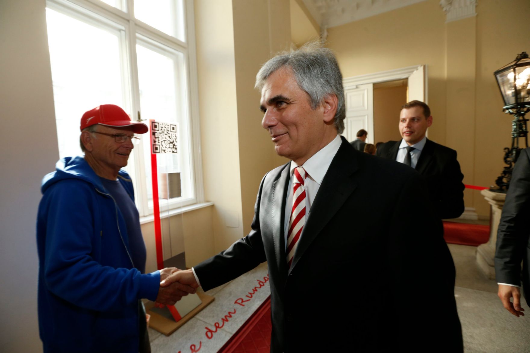 Am 26. Oktober 2013 empfing Bundeskanzler Werner Faymann im Rahmen des Nationalfeiertages Besucherinnen und Besucher im Bundeskanzleramt.