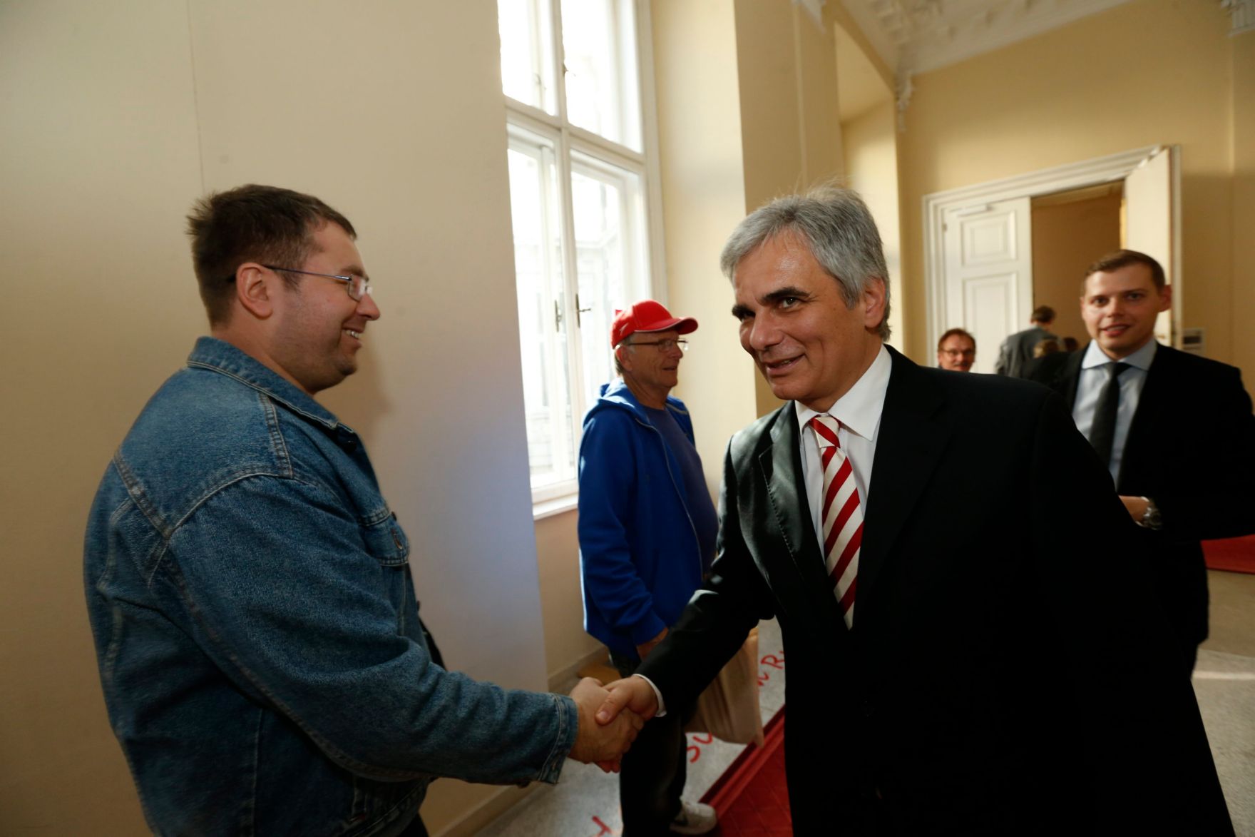 Am 26. Oktober 2013 empfing Bundeskanzler Werner Faymann im Rahmen des Nationalfeiertages Besucherinnen und Besucher im Bundeskanzleramt.