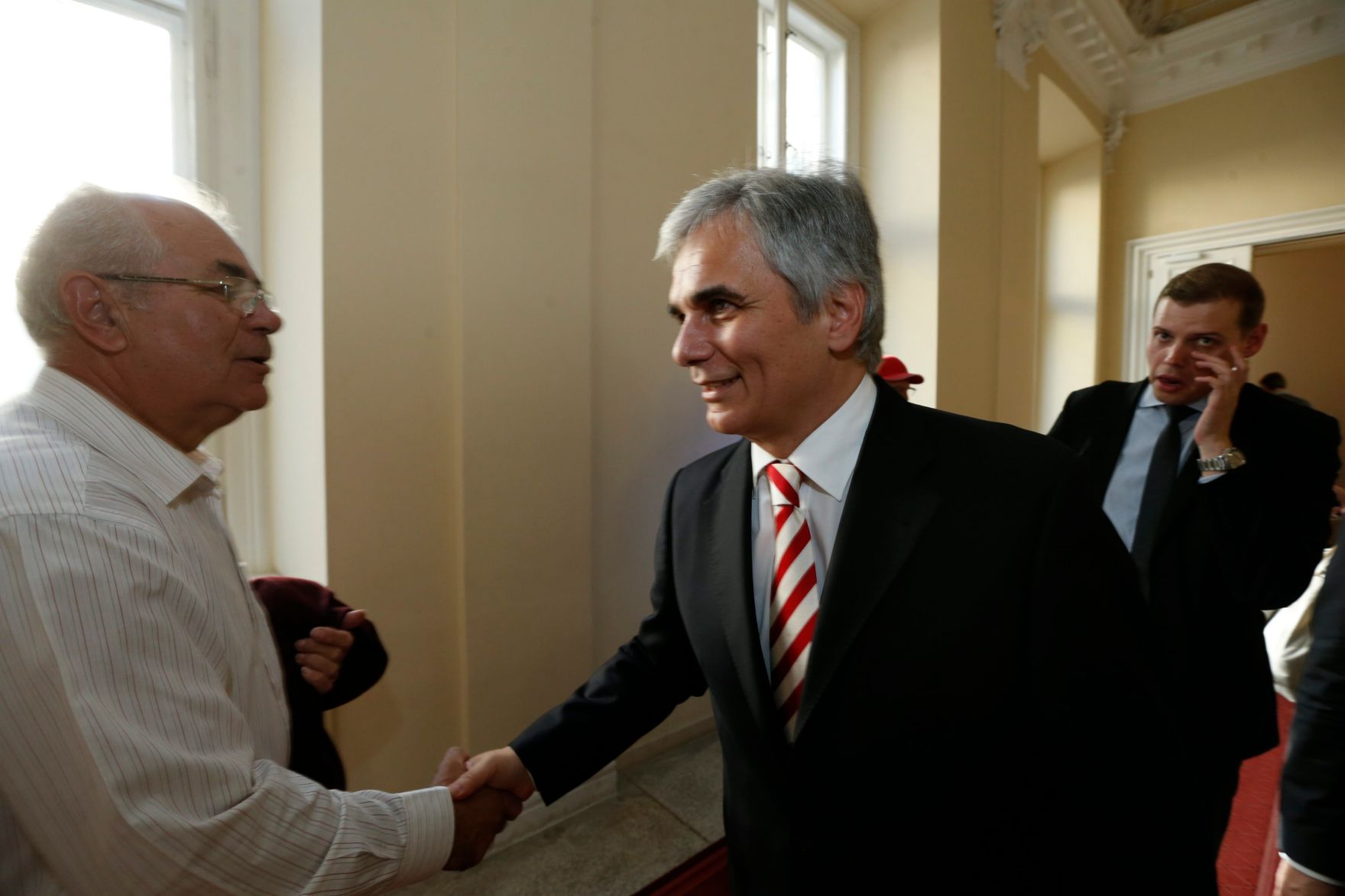 Am 26. Oktober 2013 empfing Bundeskanzler Werner Faymann im Rahmen des Nationalfeiertages Besucherinnen und Besucher im Bundeskanzleramt.