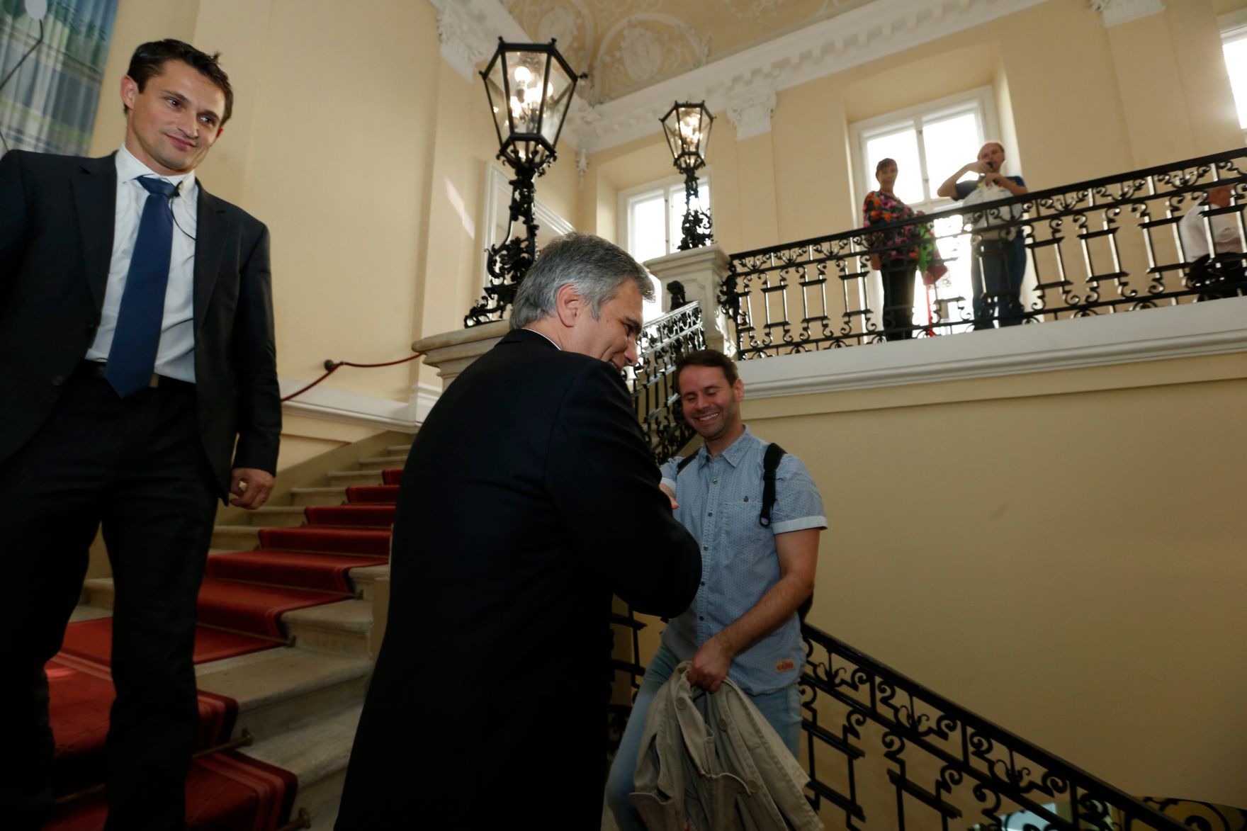 Am 26. Oktober 2013 empfing Bundeskanzler Werner Faymann im Rahmen des Nationalfeiertages Besucherinnen und Besucher im Bundeskanzleramt.