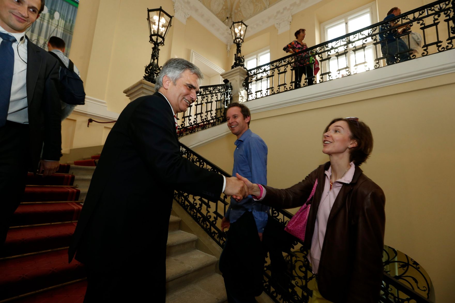 Am 26. Oktober 2013 empfing Bundeskanzler Werner Faymann im Rahmen des Nationalfeiertages Besucherinnen und Besucher im Bundeskanzleramt.