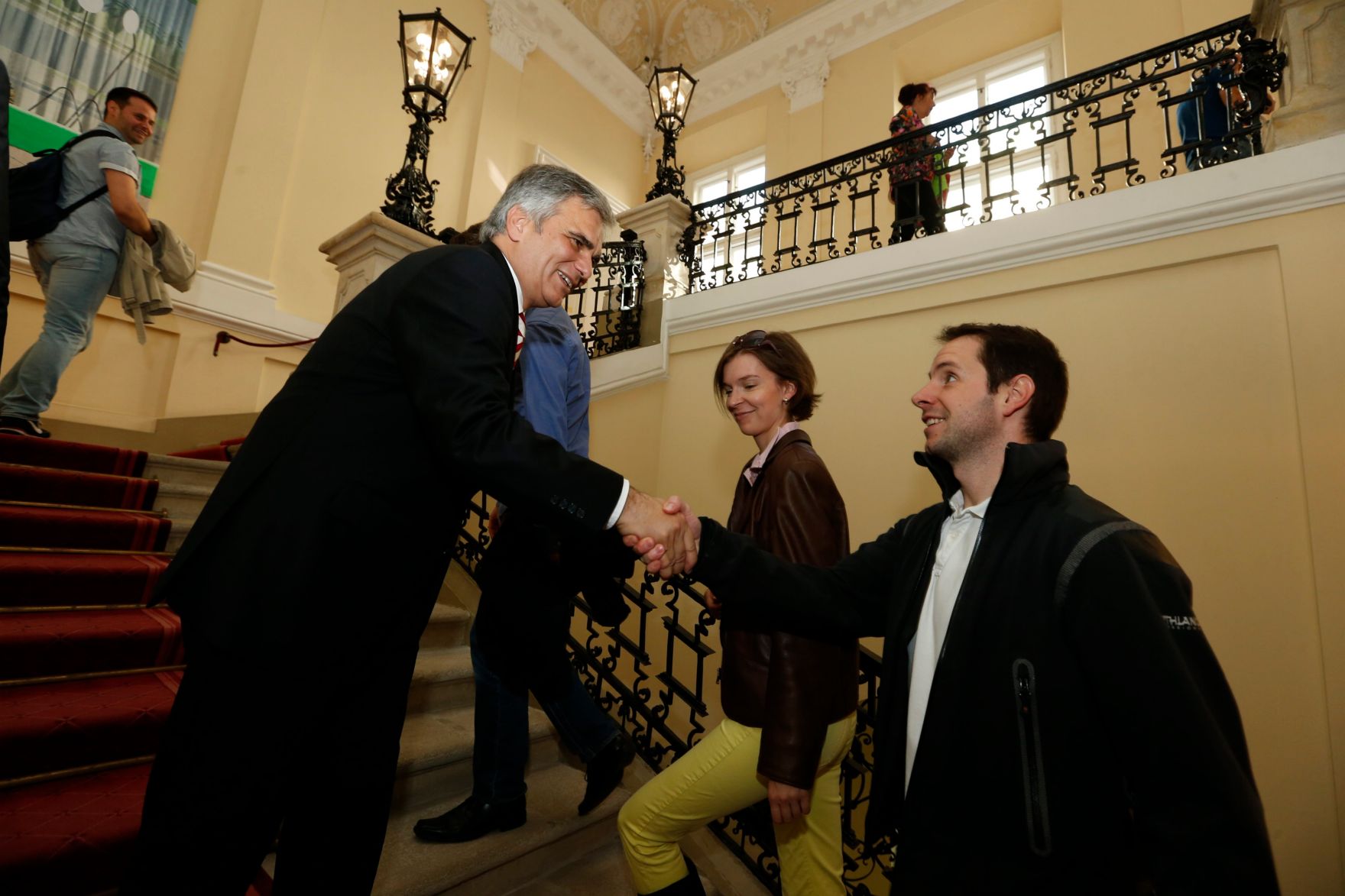 Am 26. Oktober 2013 empfing Bundeskanzler Werner Faymann im Rahmen des Nationalfeiertages Besucherinnen und Besucher im Bundeskanzleramt.