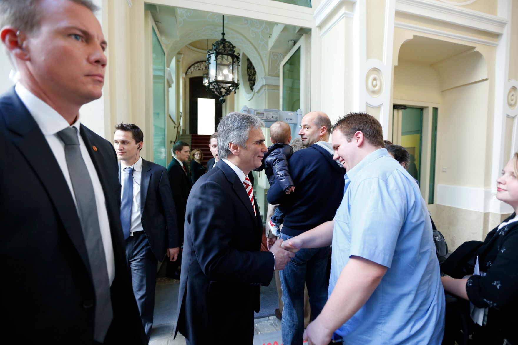 Am 26. Oktober 2013 empfing Bundeskanzler Werner Faymann im Rahmen des Nationalfeiertages Besucherinnen und Besucher im Bundeskanzleramt.