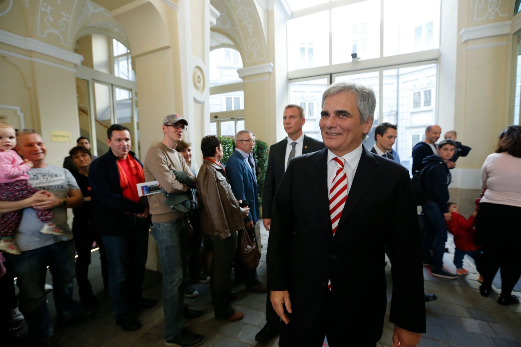 Am 26. Oktober 2013 empfing Bundeskanzler Werner Faymann im Rahmen des Nationalfeiertages Besucherinnen und Besucher im Bundeskanzleramt.