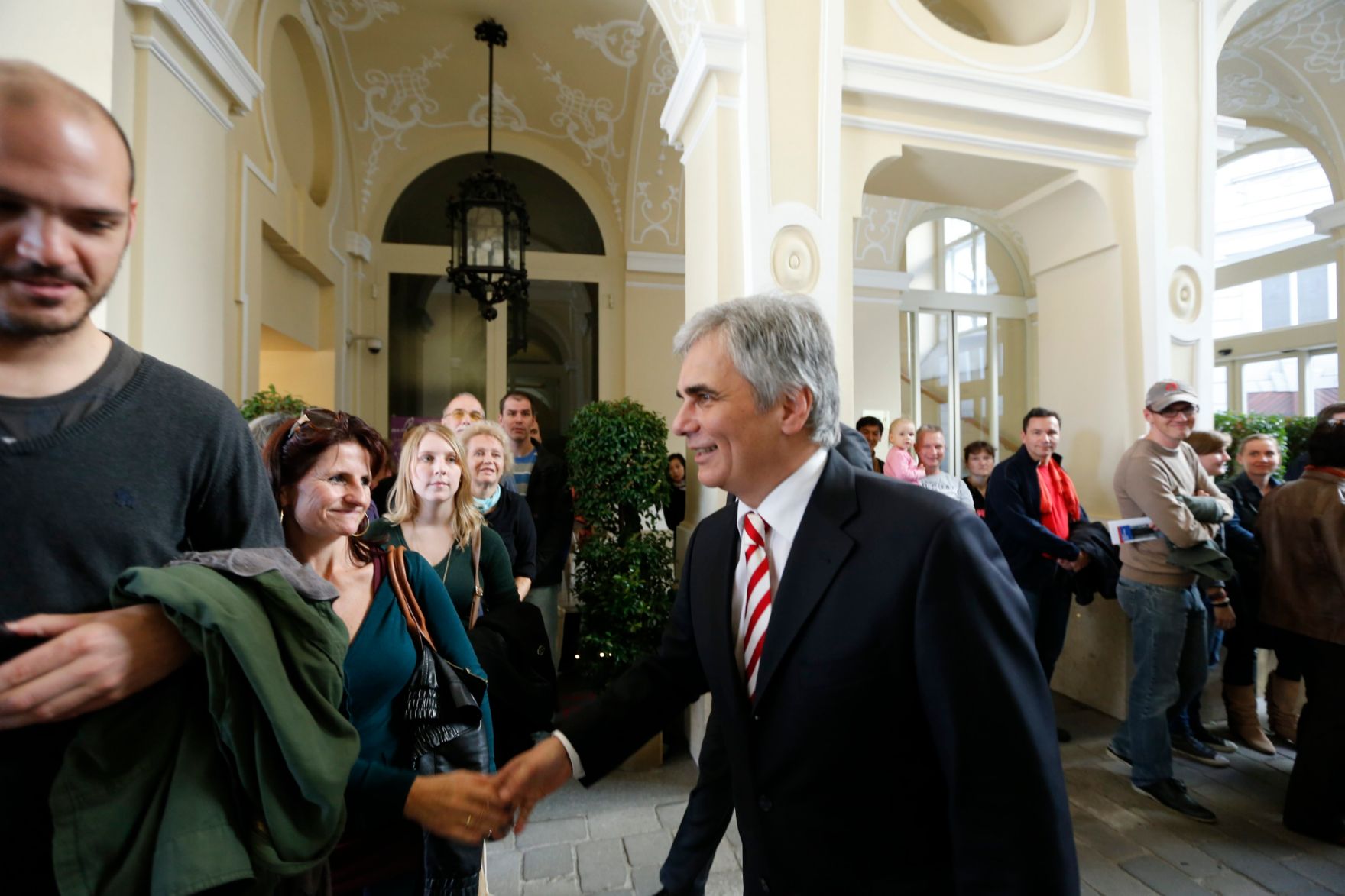 Am 26. Oktober 2013 empfing Bundeskanzler Werner Faymann im Rahmen des Nationalfeiertages Besucherinnen und Besucher im Bundeskanzleramt.