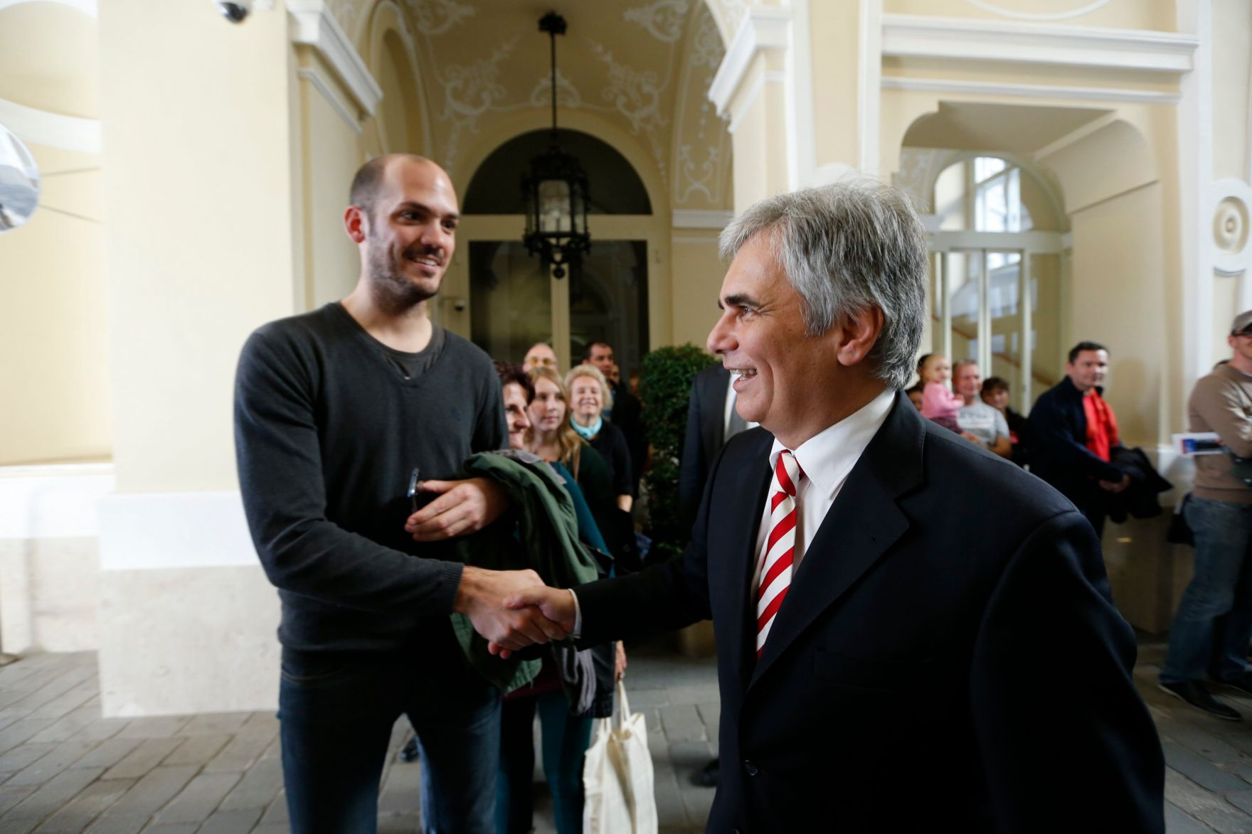 Am 26. Oktober 2013 empfing Bundeskanzler Werner Faymann im Rahmen des Nationalfeiertages Besucherinnen und Besucher im Bundeskanzleramt.