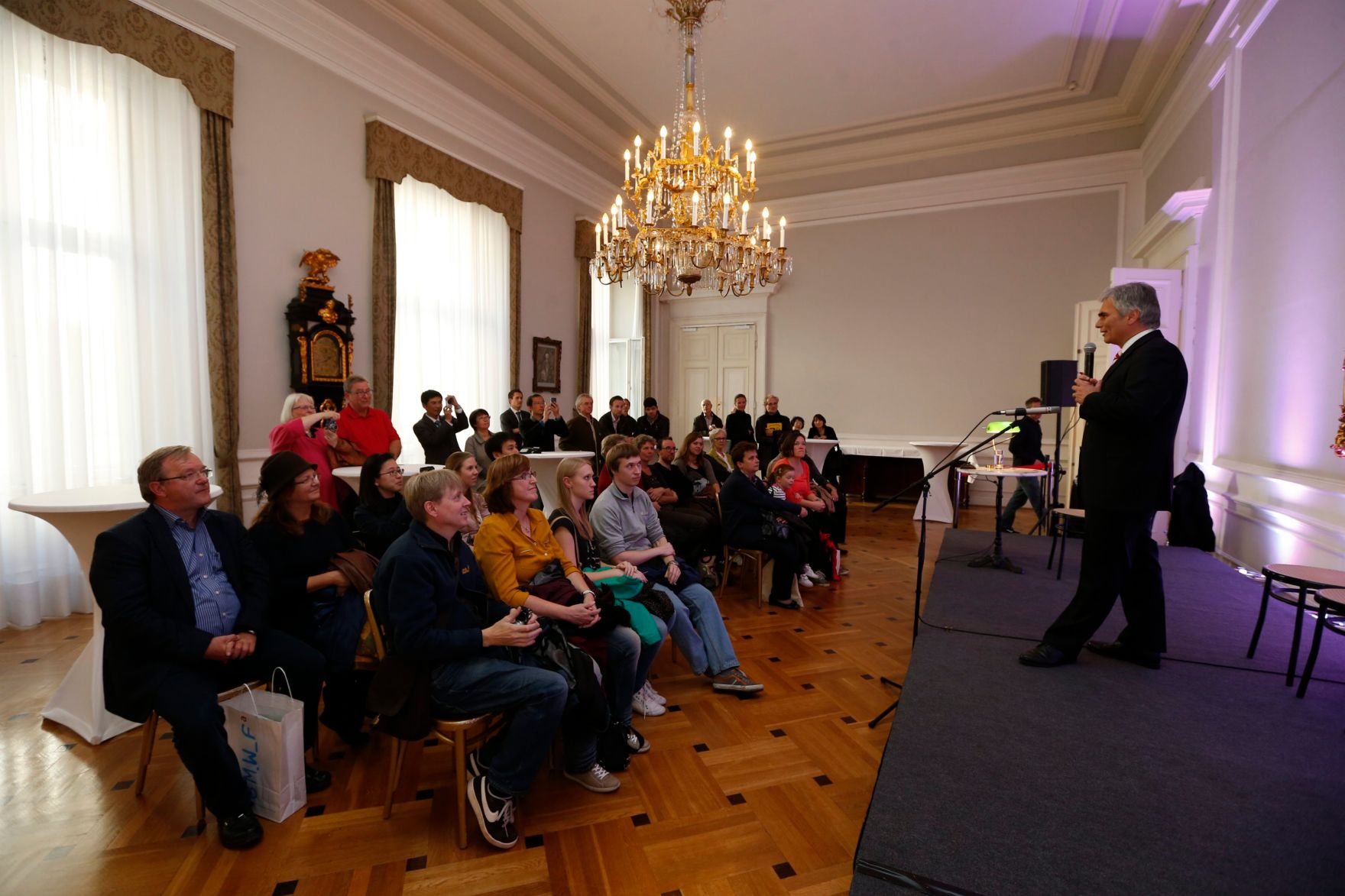 Am 26. Oktober 2013 empfing Bundeskanzler Werner Faymann im Rahmen des Nationalfeiertages Besucherinnen und Besucher im Bundeskanzleramt.