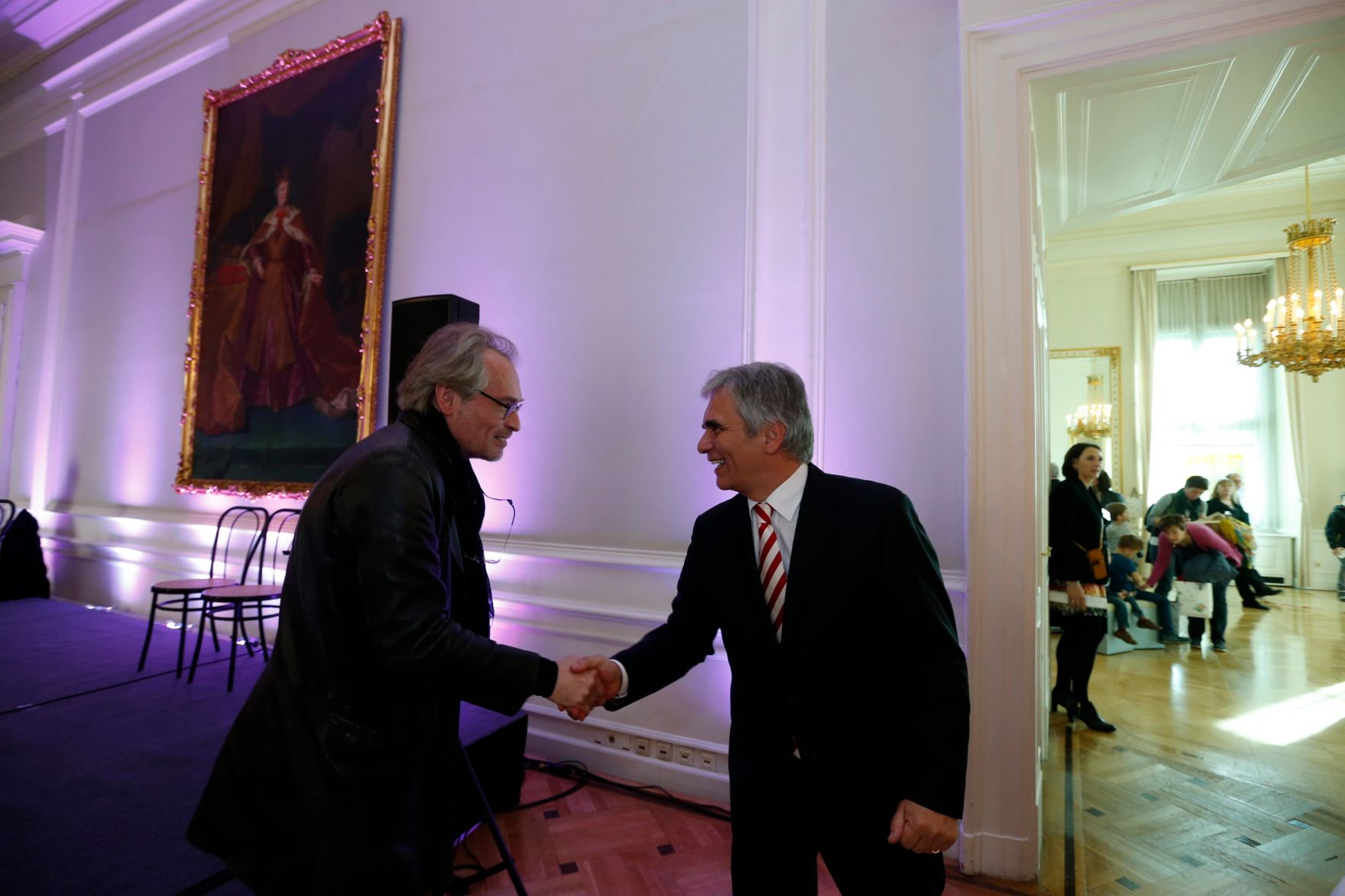 Am 26. Oktober 2013 empfing Bundeskanzler Werner Faymann im Rahmen des Nationalfeiertages Besucherinnen und Besucher im Bundeskanzleramt.