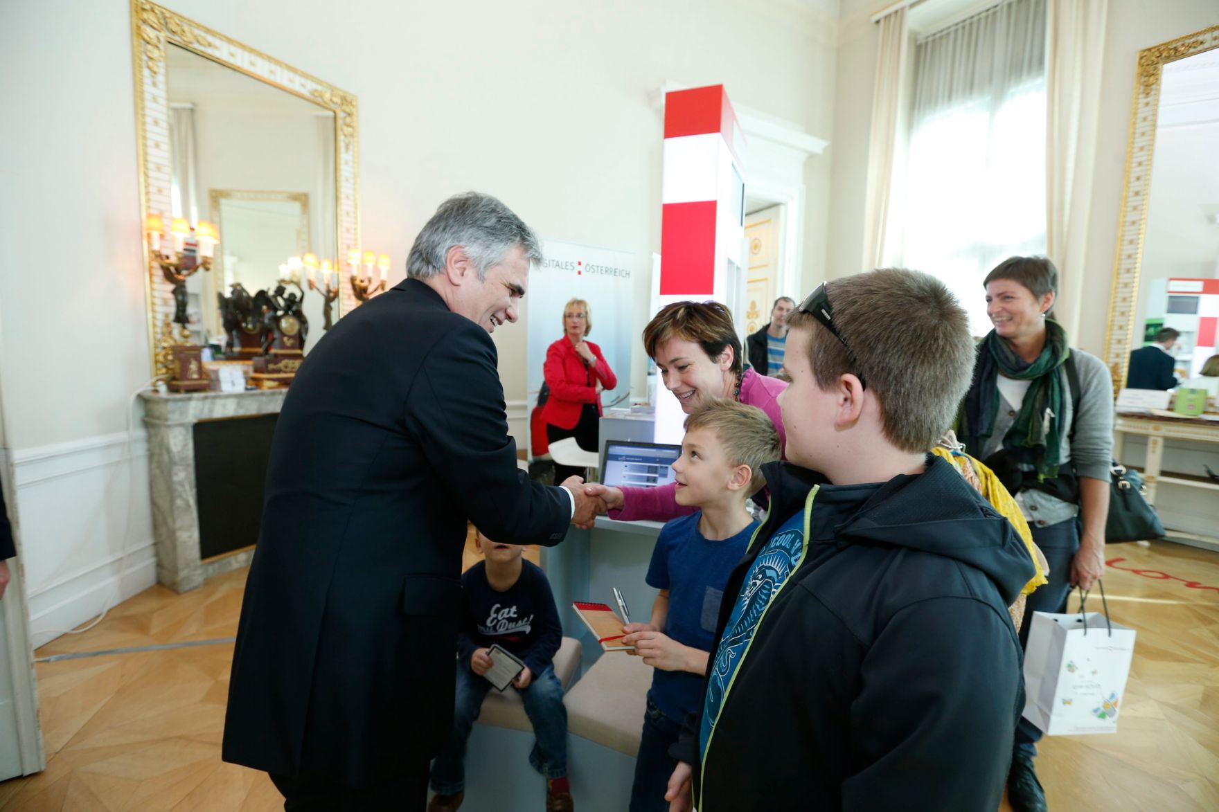 Am 26. Oktober 2013 empfing Bundeskanzler Werner Faymann im Rahmen des Nationalfeiertages Besucherinnen und Besucher im Bundeskanzleramt.