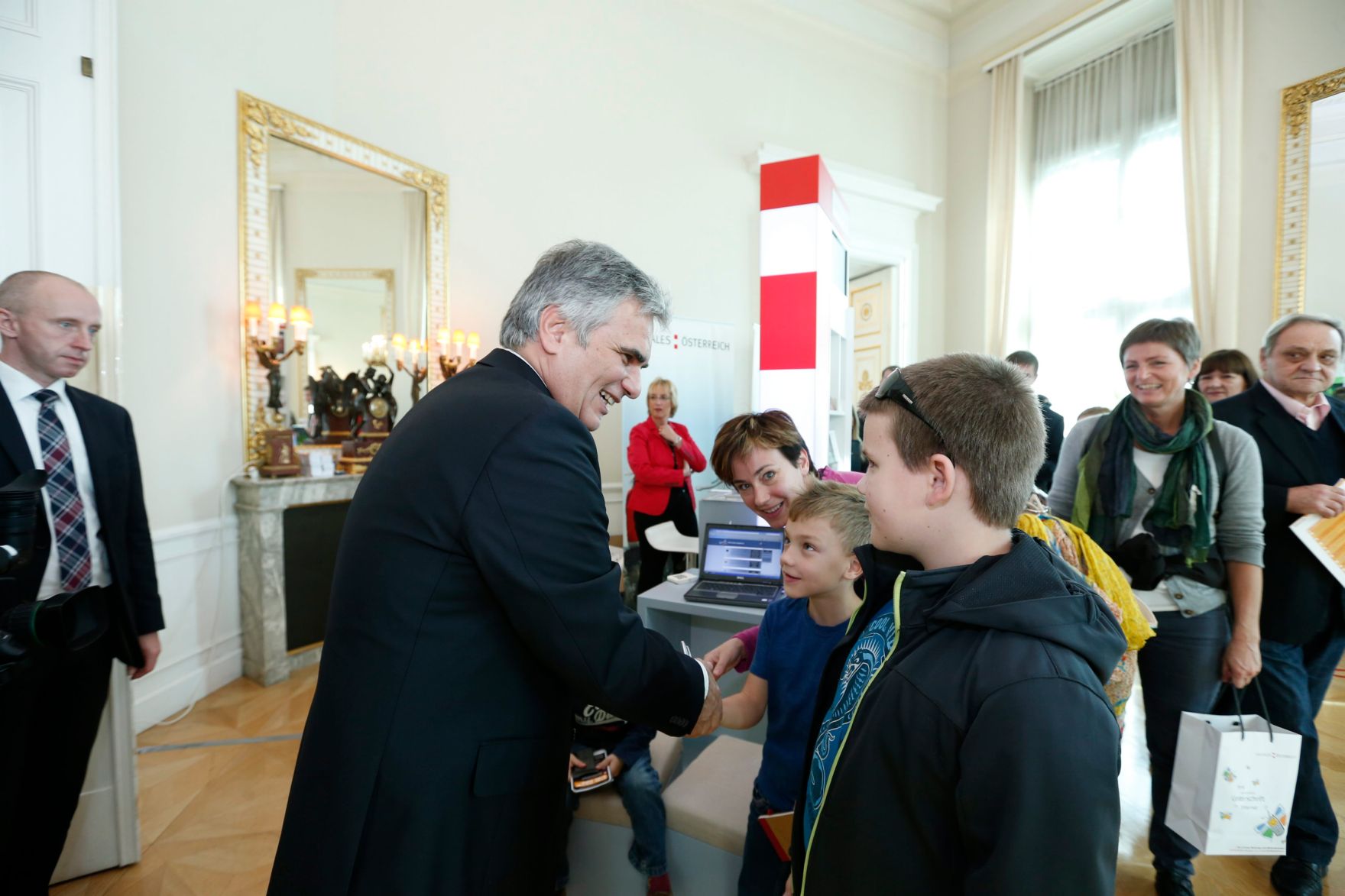Am 26. Oktober 2013 empfing Bundeskanzler Werner Faymann im Rahmen des Nationalfeiertages Besucherinnen und Besucher im Bundeskanzleramt.