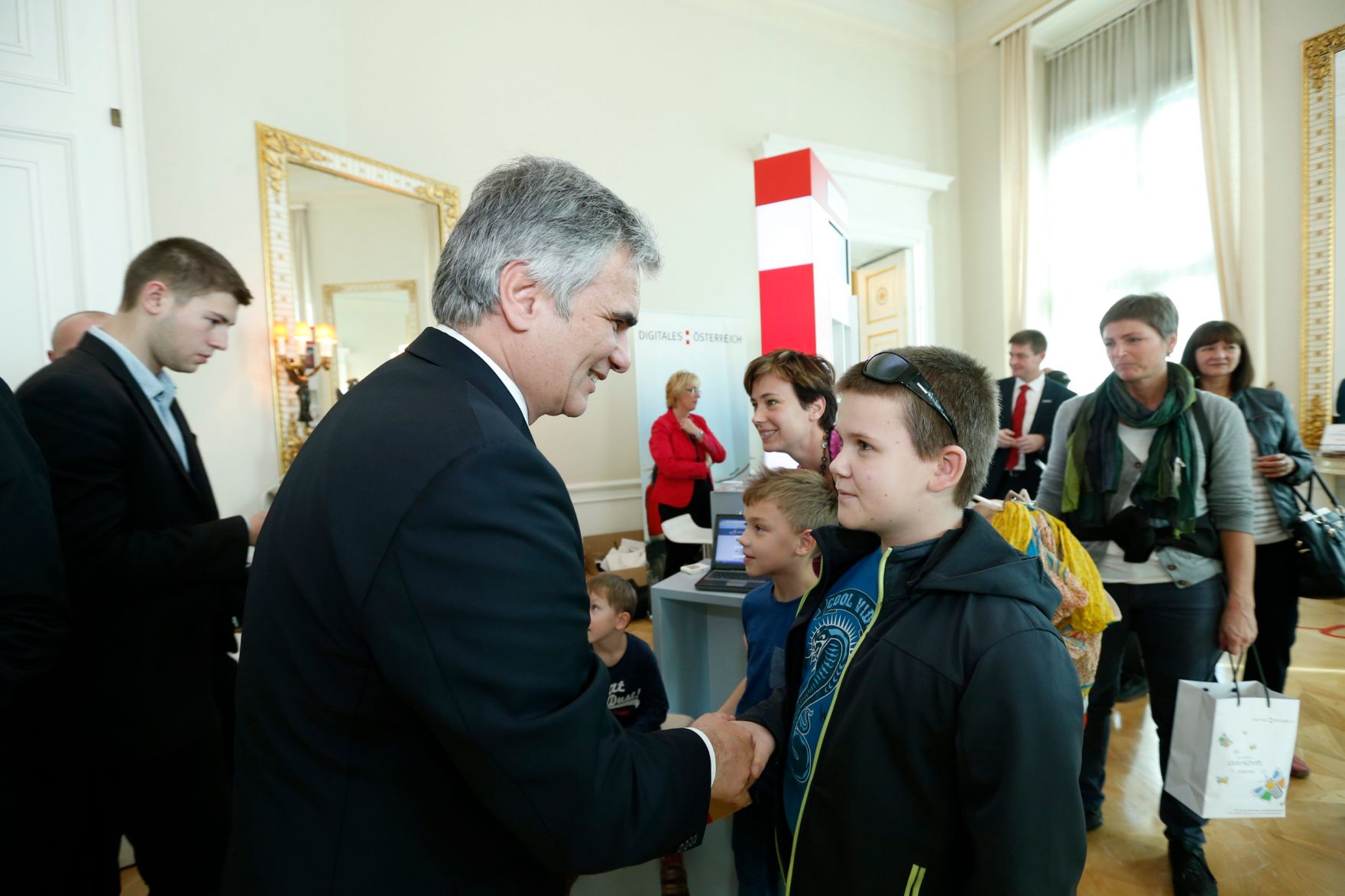 Am 26. Oktober 2013 empfing Bundeskanzler Werner Faymann im Rahmen des Nationalfeiertages Besucherinnen und Besucher im Bundeskanzleramt.