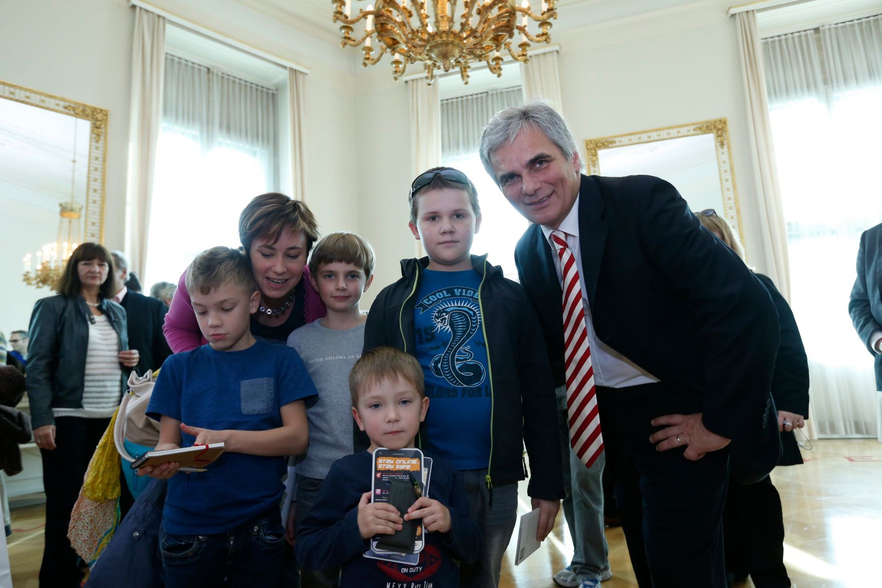 Am 26. Oktober 2013 empfing Bundeskanzler Werner Faymann im Rahmen des Nationalfeiertages Besucherinnen und Besucher im Bundeskanzleramt.