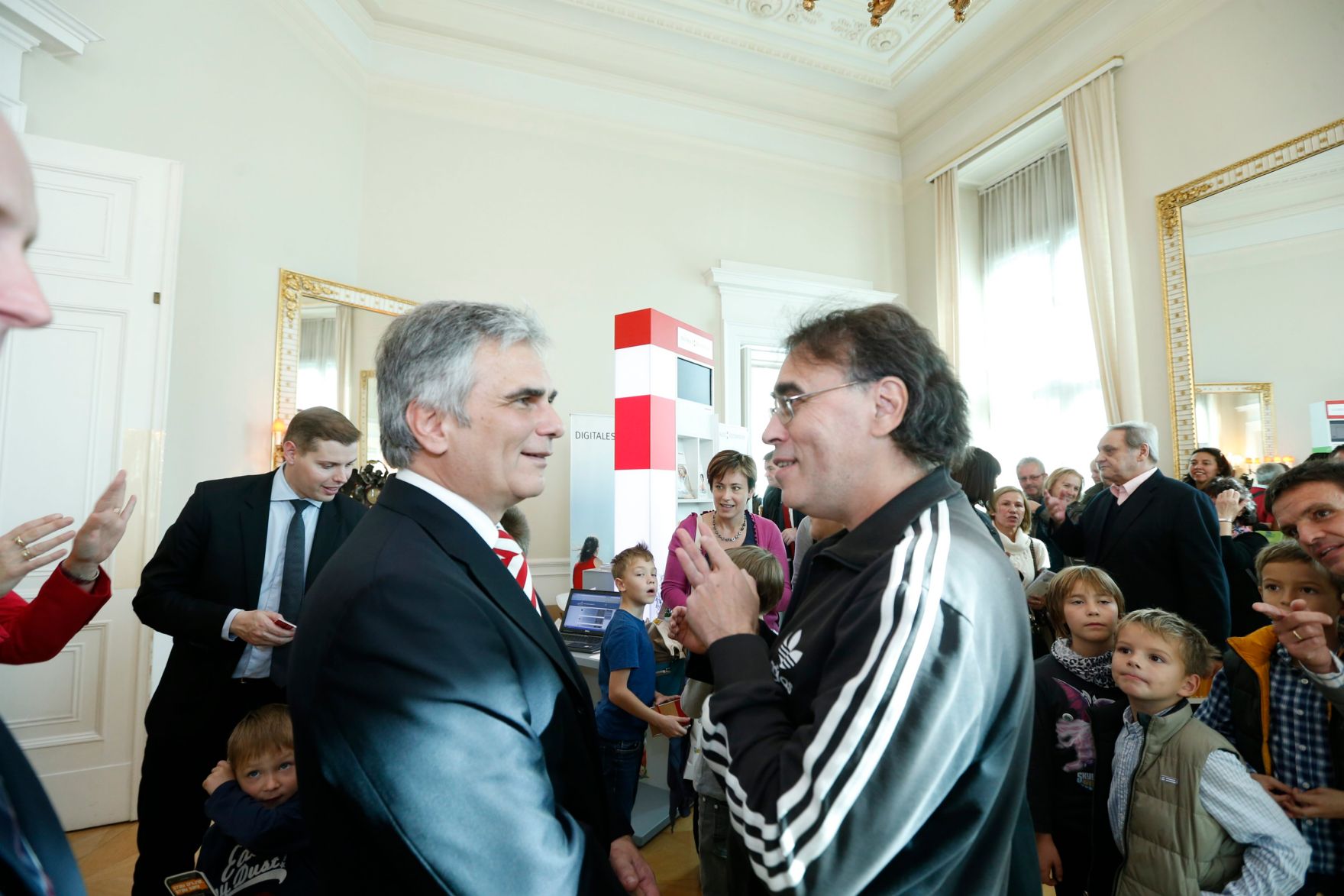 Am 26. Oktober 2013 empfing Bundeskanzler Werner Faymann im Rahmen des Nationalfeiertages Besucherinnen und Besucher im Bundeskanzleramt.