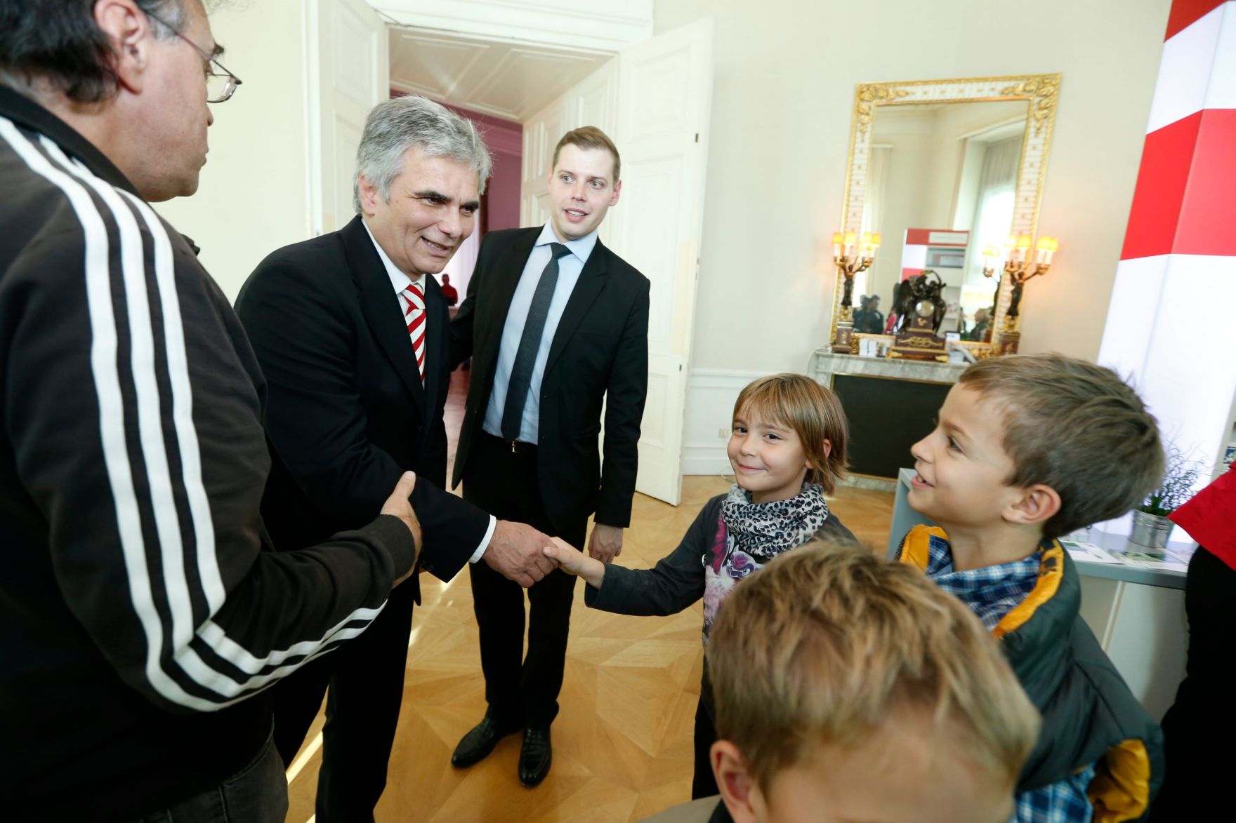 Am 26. Oktober 2013 empfing Bundeskanzler Werner Faymann im Rahmen des Nationalfeiertages Besucherinnen und Besucher im Bundeskanzleramt.
