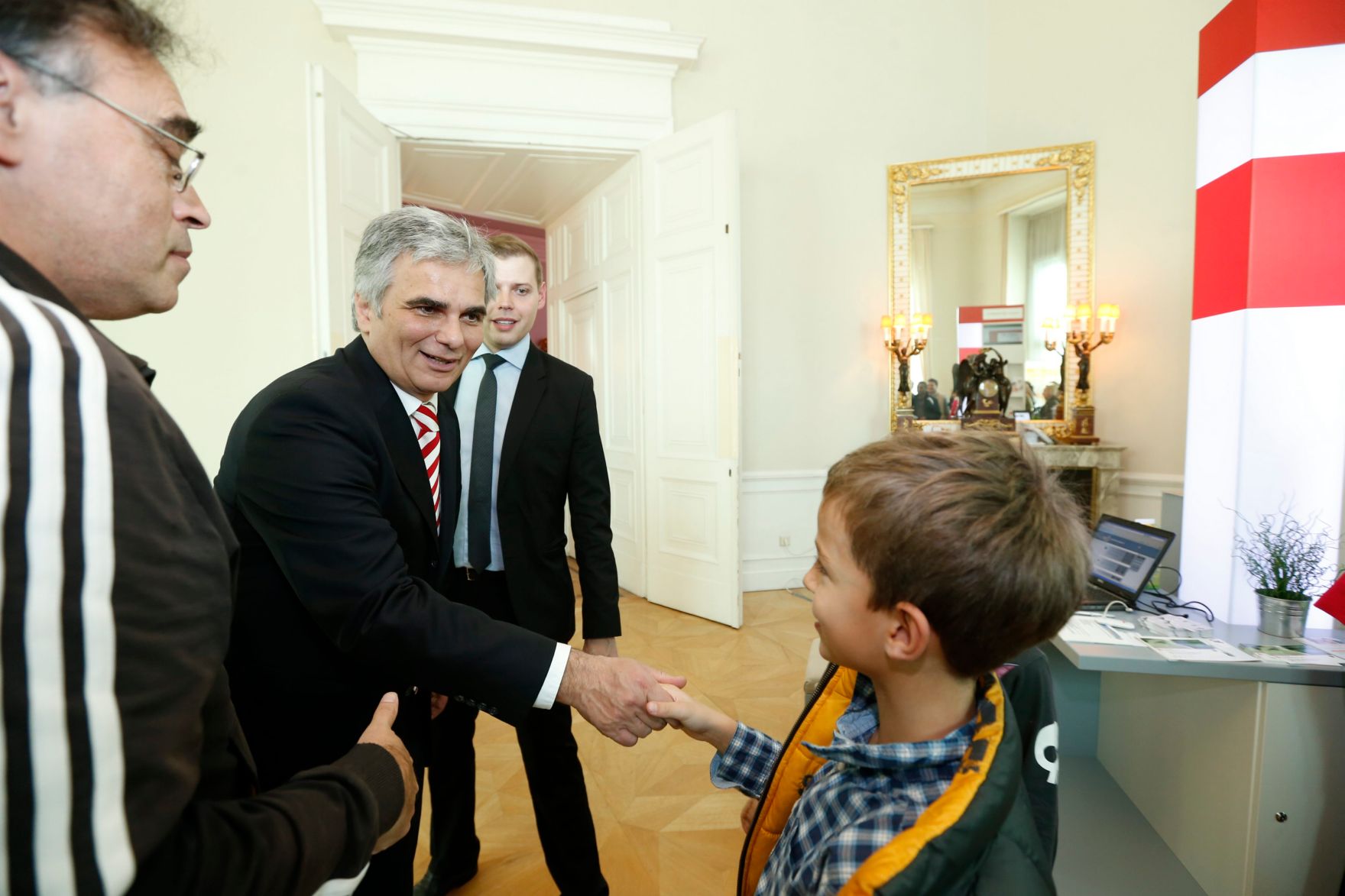 Am 26. Oktober 2013 empfing Bundeskanzler Werner Faymann im Rahmen des Nationalfeiertages Besucherinnen und Besucher im Bundeskanzleramt.