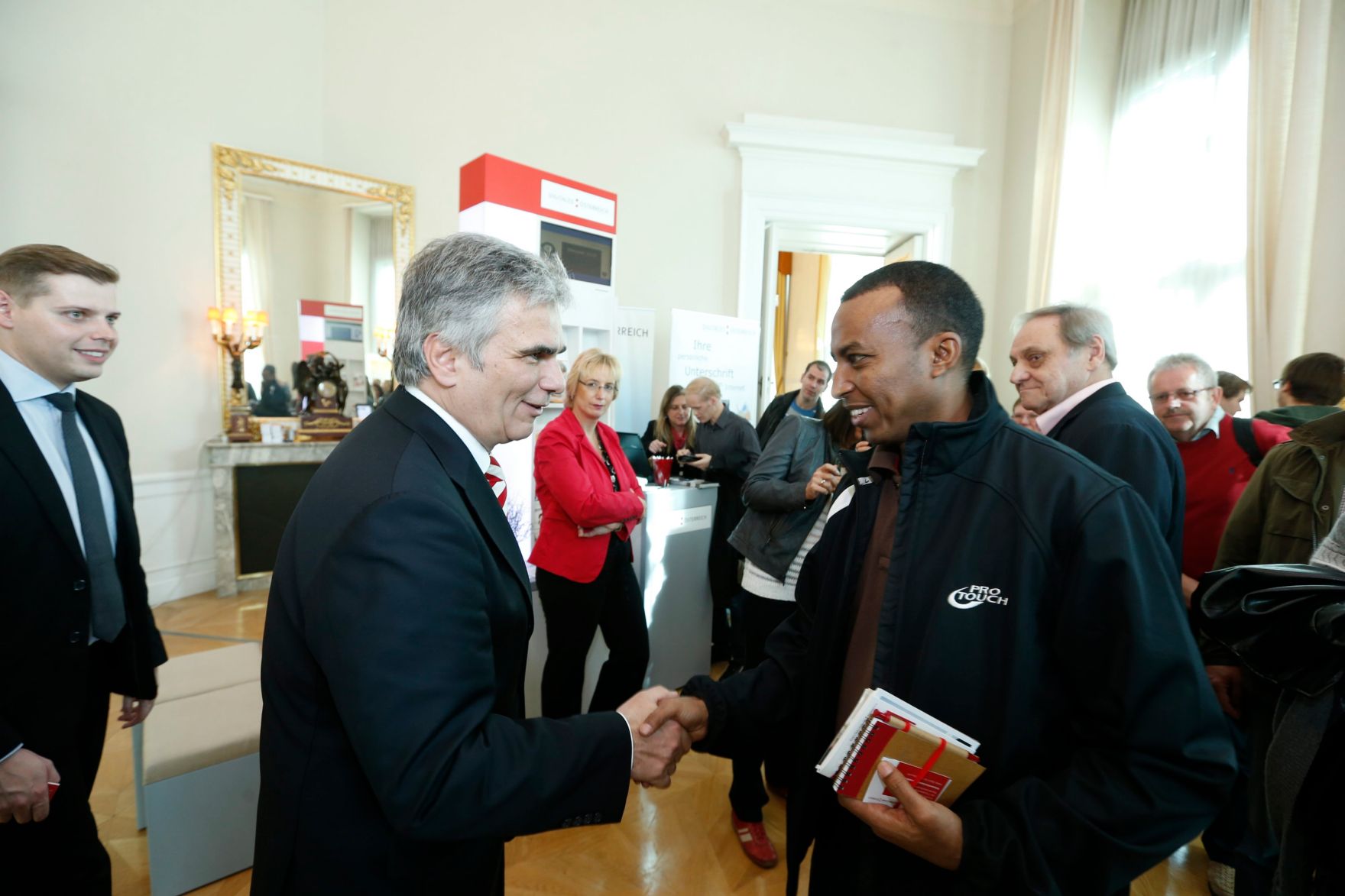 Am 26. Oktober 2013 empfing Bundeskanzler Werner Faymann im Rahmen des Nationalfeiertages Besucherinnen und Besucher im Bundeskanzleramt.