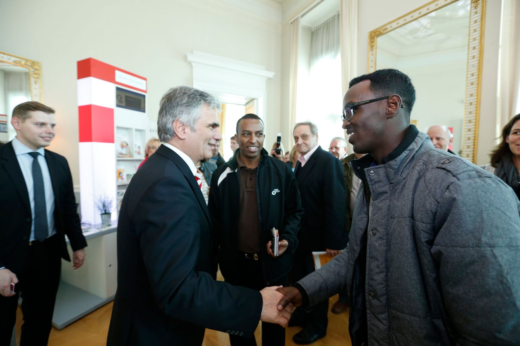 Am 26. Oktober 2013 empfing Bundeskanzler Werner Faymann im Rahmen des Nationalfeiertages Besucherinnen und Besucher im Bundeskanzleramt.