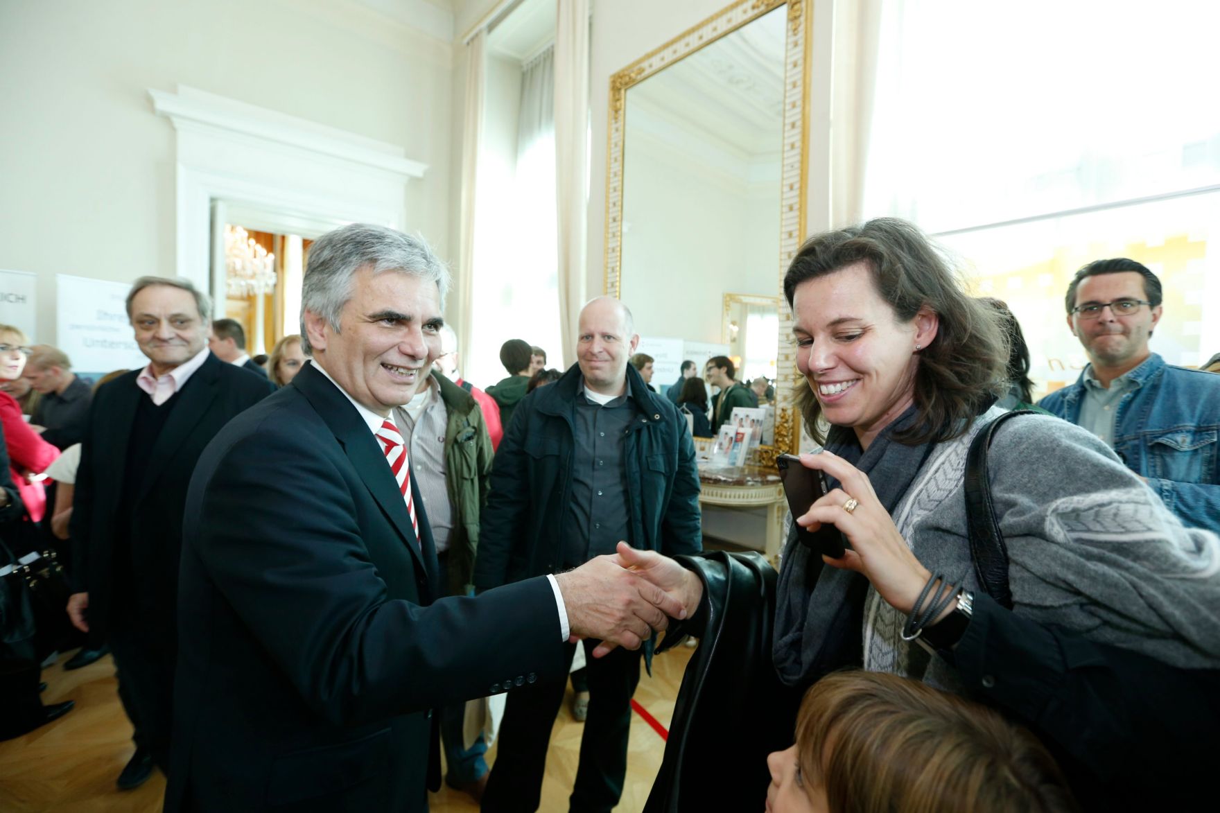 Am 26. Oktober 2013 empfing Bundeskanzler Werner Faymann im Rahmen des Nationalfeiertages Besucherinnen und Besucher im Bundeskanzleramt.