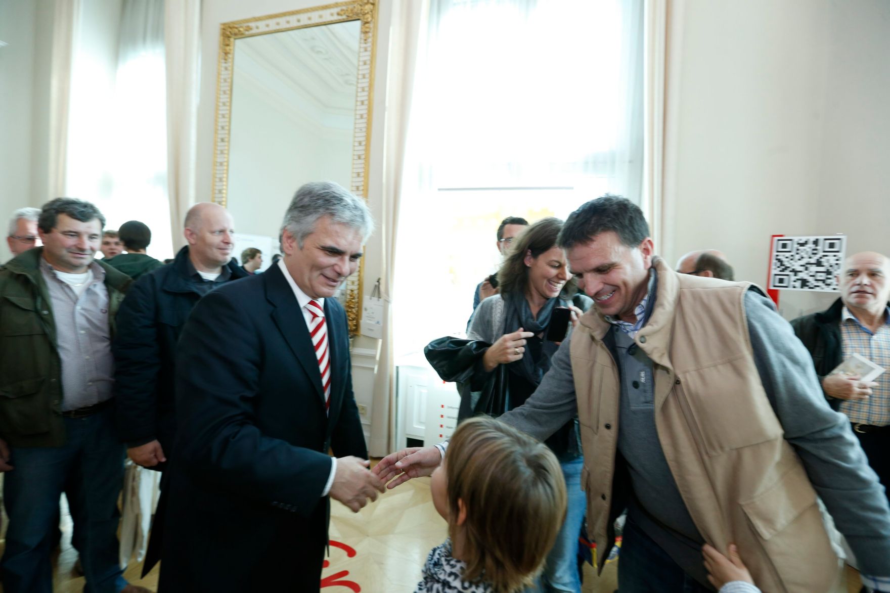 Am 26. Oktober 2013 empfing Bundeskanzler Werner Faymann im Rahmen des Nationalfeiertages Besucherinnen und Besucher im Bundeskanzleramt.
