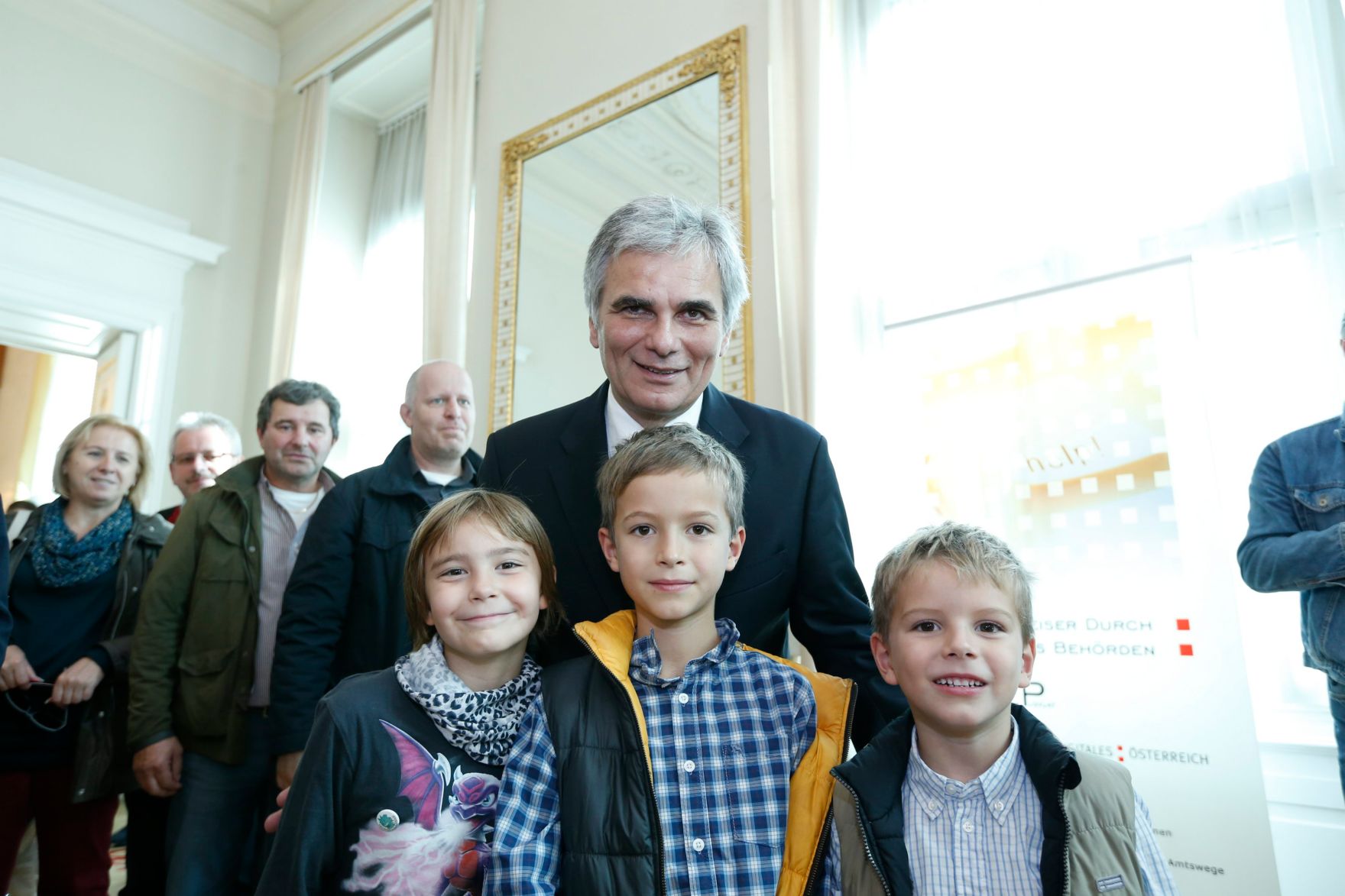 Am 26. Oktober 2013 empfing Bundeskanzler Werner Faymann im Rahmen des Nationalfeiertages Besucherinnen und Besucher im Bundeskanzleramt.