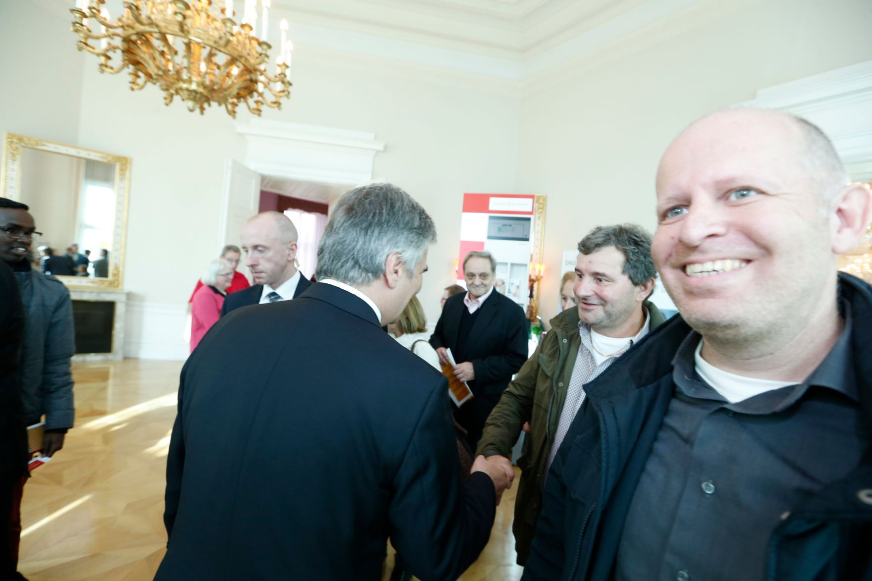 Am 26. Oktober 2013 empfing Bundeskanzler Werner Faymann im Rahmen des Nationalfeiertages Besucherinnen und Besucher im Bundeskanzleramt.